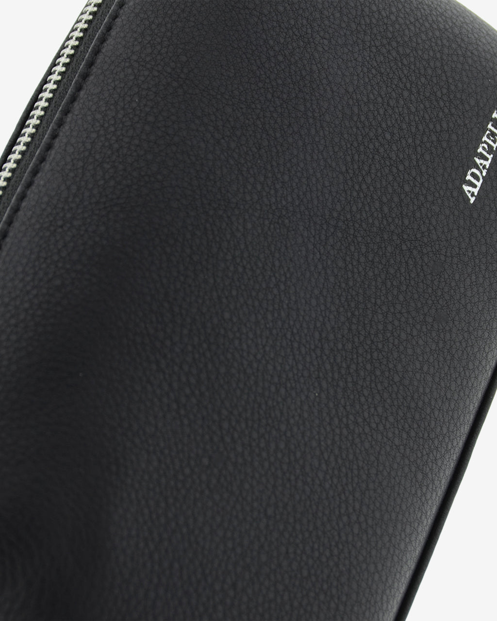 Tech pouch, estuche tecnológico en piel auténtica en color negro y cierre de cremallera, vista detalle de piel