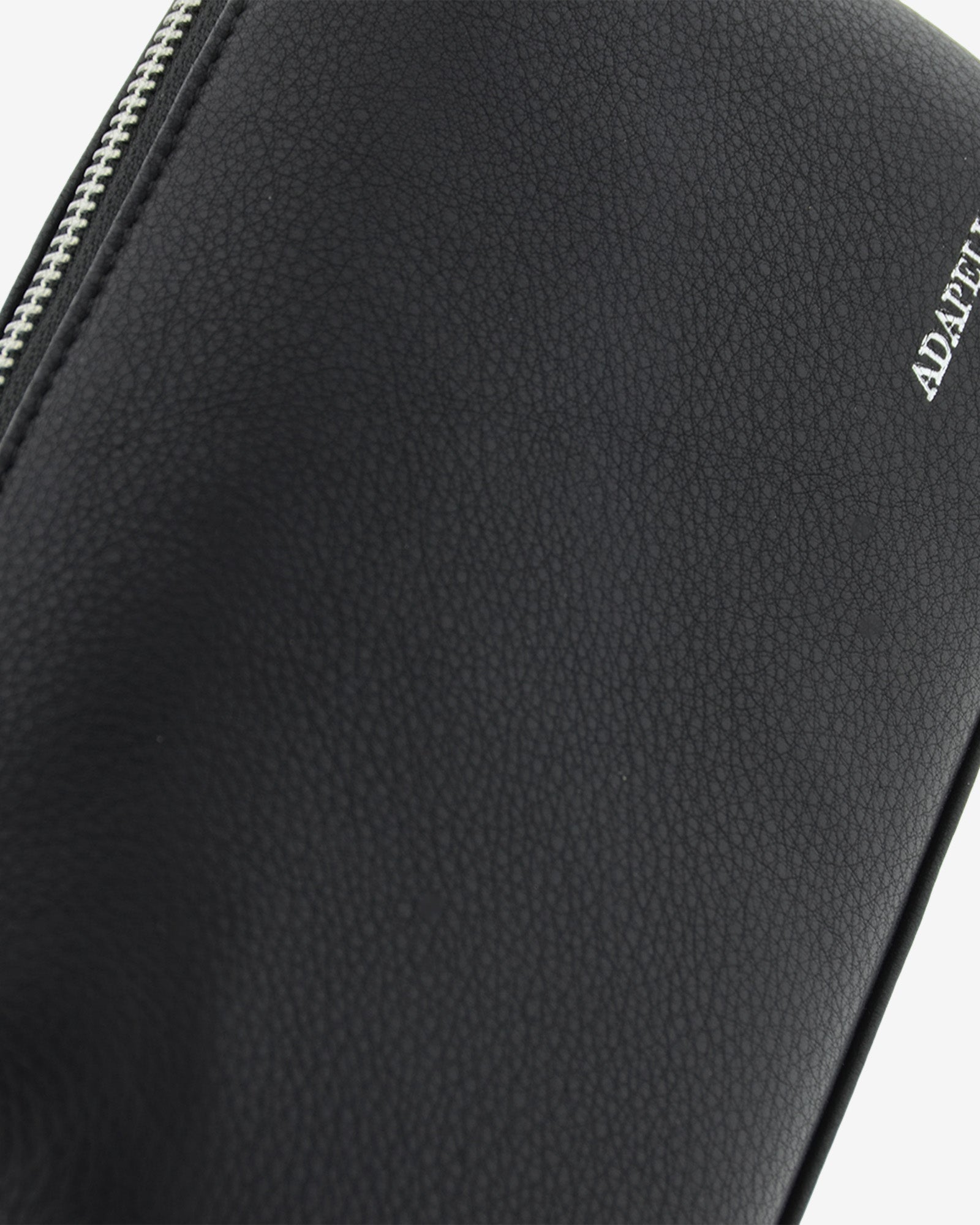 Tech pouch, estuche tecnológico en piel auténtica en color negro y cierre de cremallera, vista detalle de piel