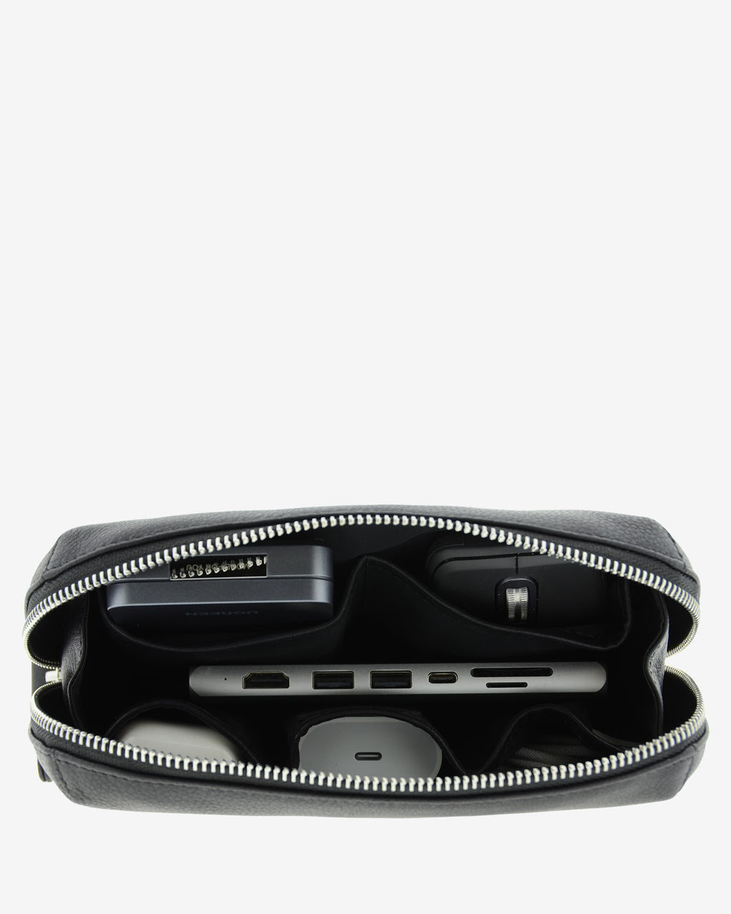 Tech pouch, estuche tecnológico en piel auténtica en color negro y cierre de cremallera, vista interior con compartimentos interiores