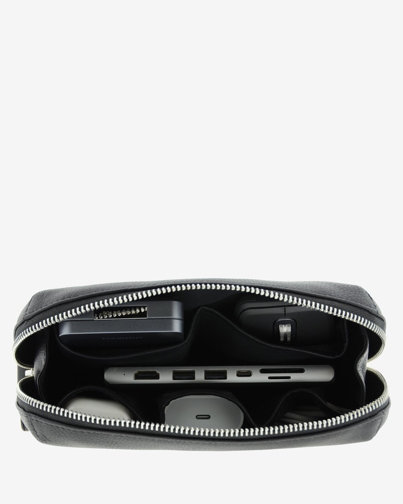 Tech pouch, estuche tecnológico en piel auténtica en color negro y cierre de cremallera, vista interior con compartimentos interiores