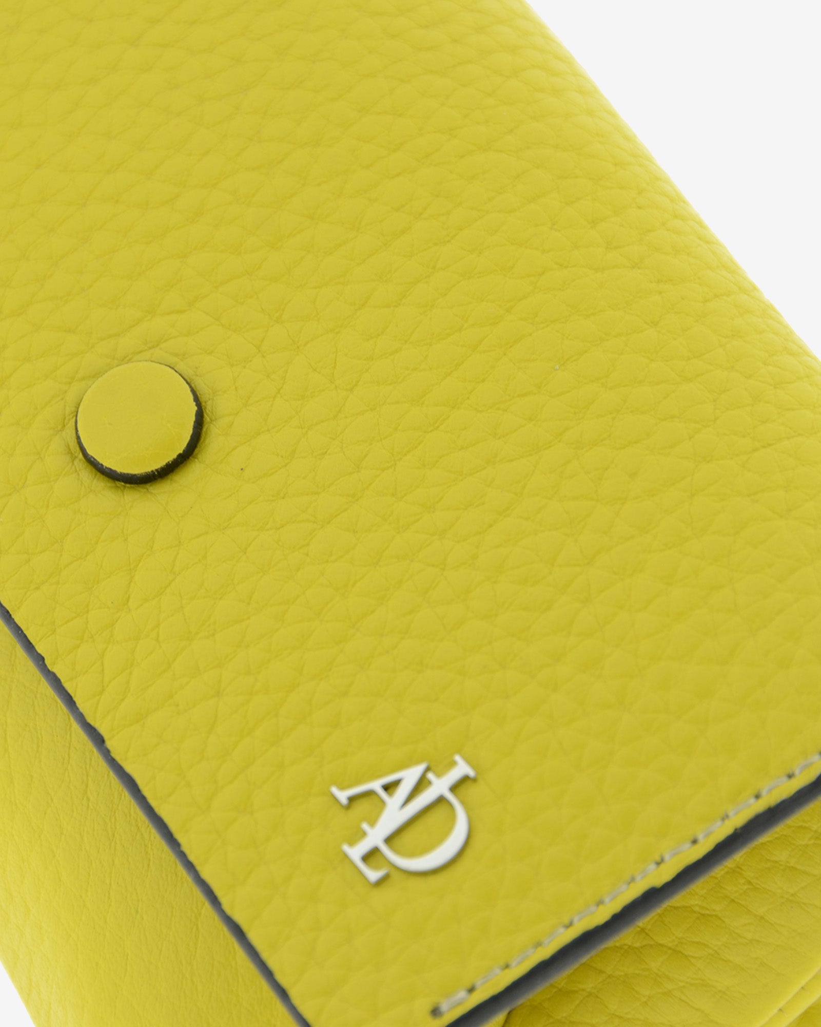 Monedero mediano ref. 4257-17, en piel auténtica granulada de alta calidad de color amarillo citrine, con boquilla interior y con protección de tarjetas RFID. Solapa cerrada de la colección Nude. Vista detalle de la piel, costuras y logo Adapell