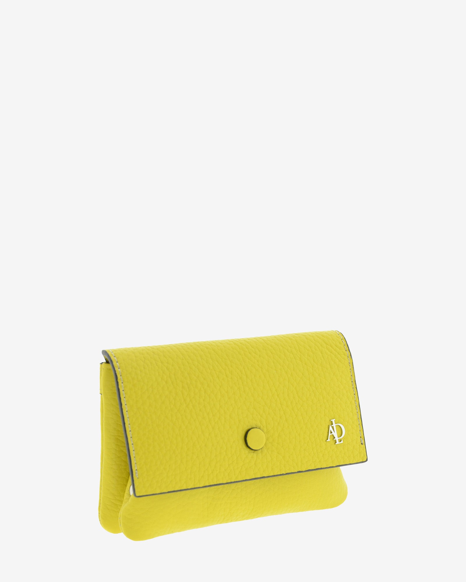 Monedero mediano ref. 4257-17, en piel auténtica granulada de alta calidad de color amarillo citrine, con boquilla interior y con protección de tarjetas RFID. Solapa cerrada de la colección Nude. Vista diagonal frontal