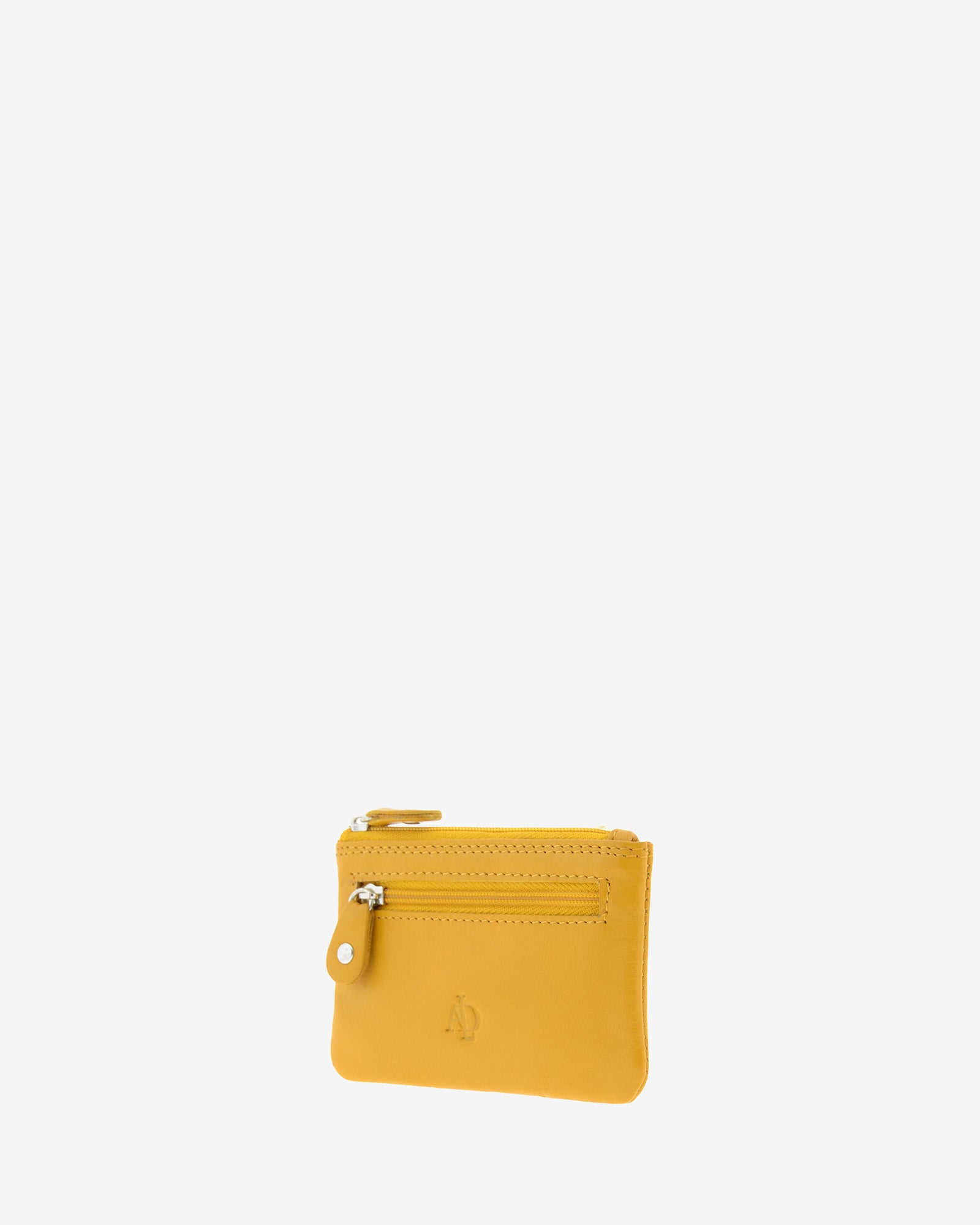 Monedero pequeño 8010 en color mostaza, vista tres cuartos frontal desde el lado derecho, con bolsillo exterior de cremallera.