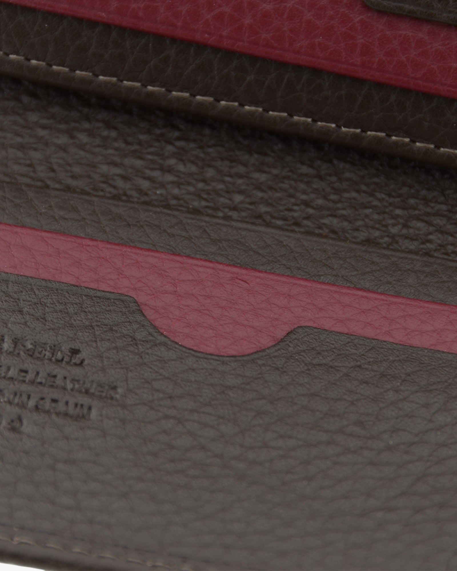 Detalle interior de la cartera vertical Nexo 1670 chocolate con ranuras para tarjetas y piel granulada.