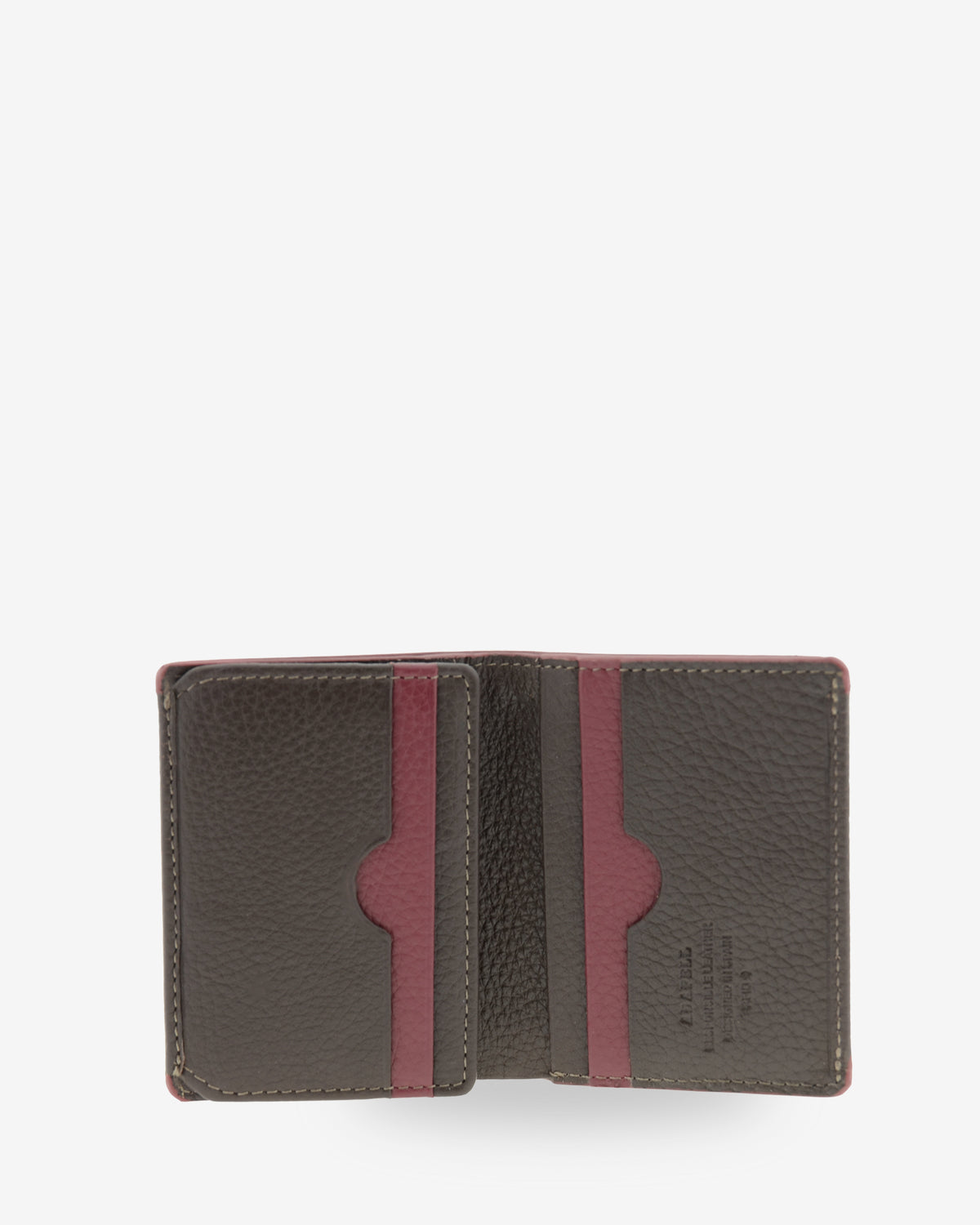 Interior abierto de la cartera vertical Nexo 1670 chocolate con organización para tarjetas y acabados en contraste.