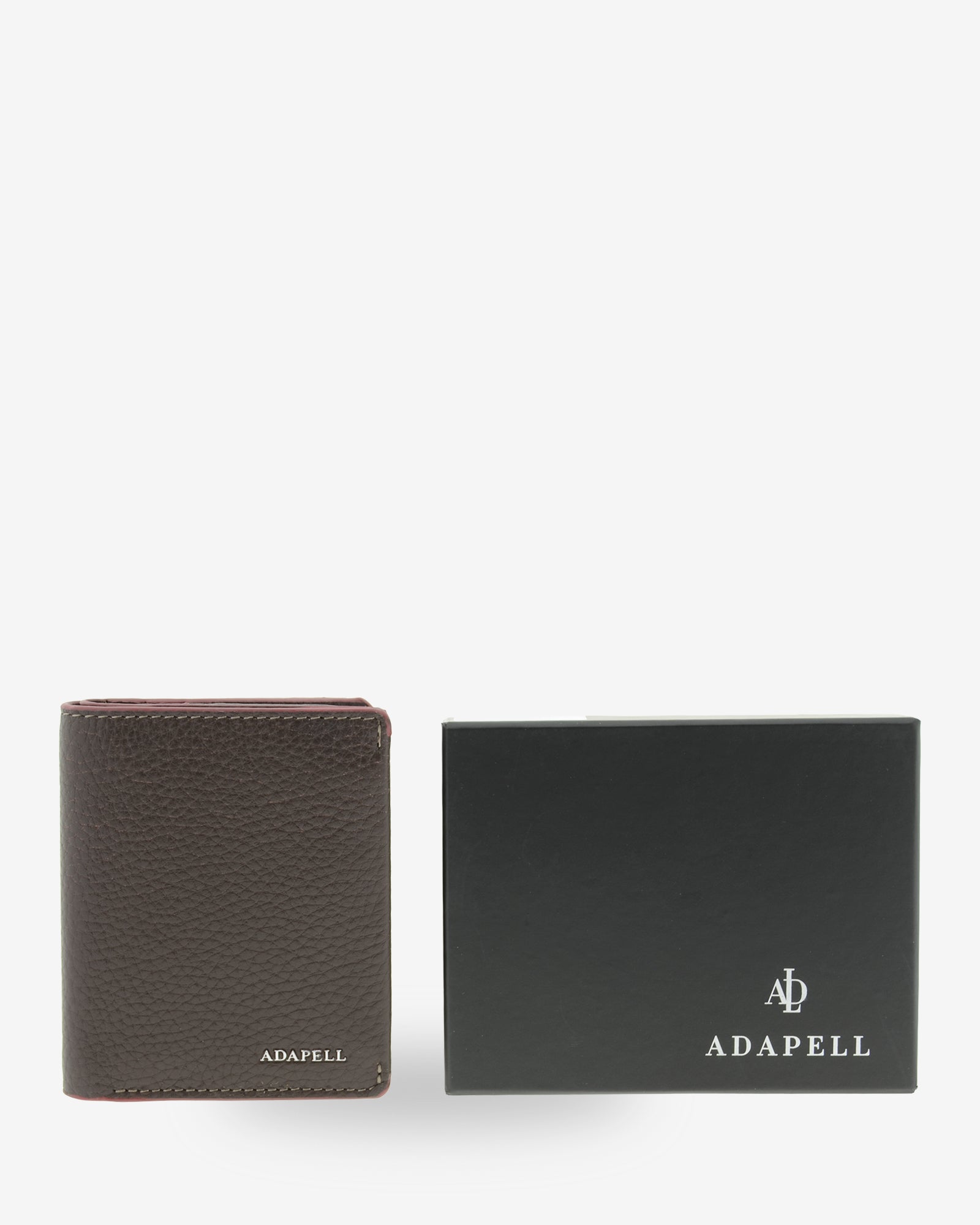 Cartera vertical de piel Nexo 1670 chocolate presentada junto a su caja Adapell.