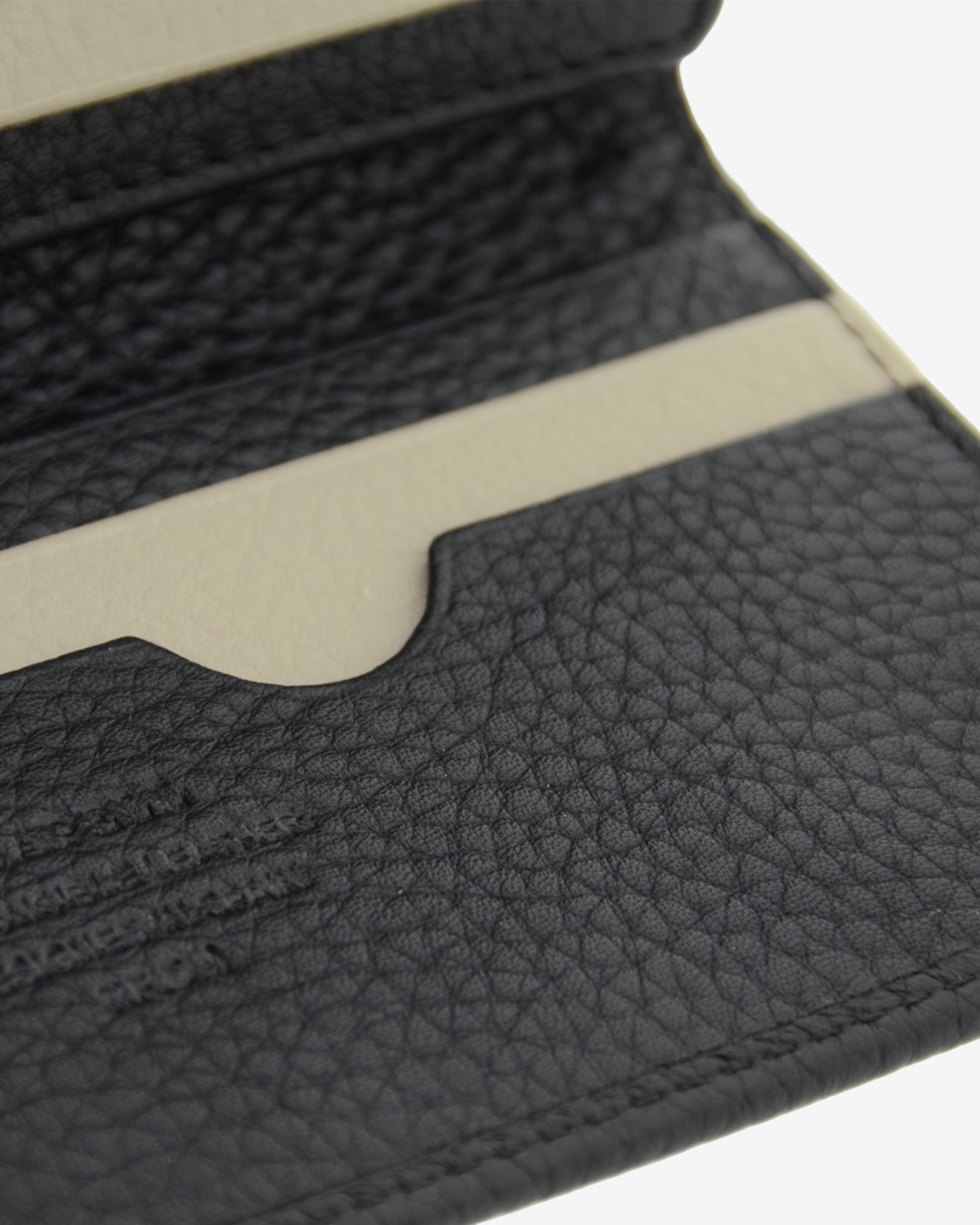 Detalle interior de la cartera vertical Nexo 1670 negra con ranuras para tarjetas y piel granulada.