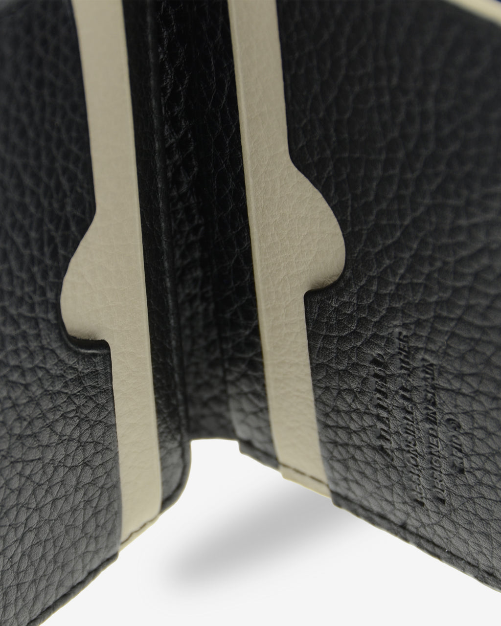 Primer plano del interior de la cartera Nexo 1670 negra mostrando ranuras para tarjetas y acabados en contraste.