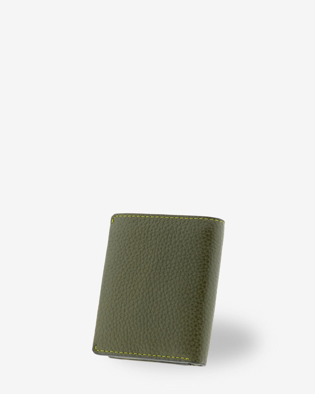 Vista trasera en tres cuartos de la cartera vertical de piel Nexo 1670 en color Verde Loden.
