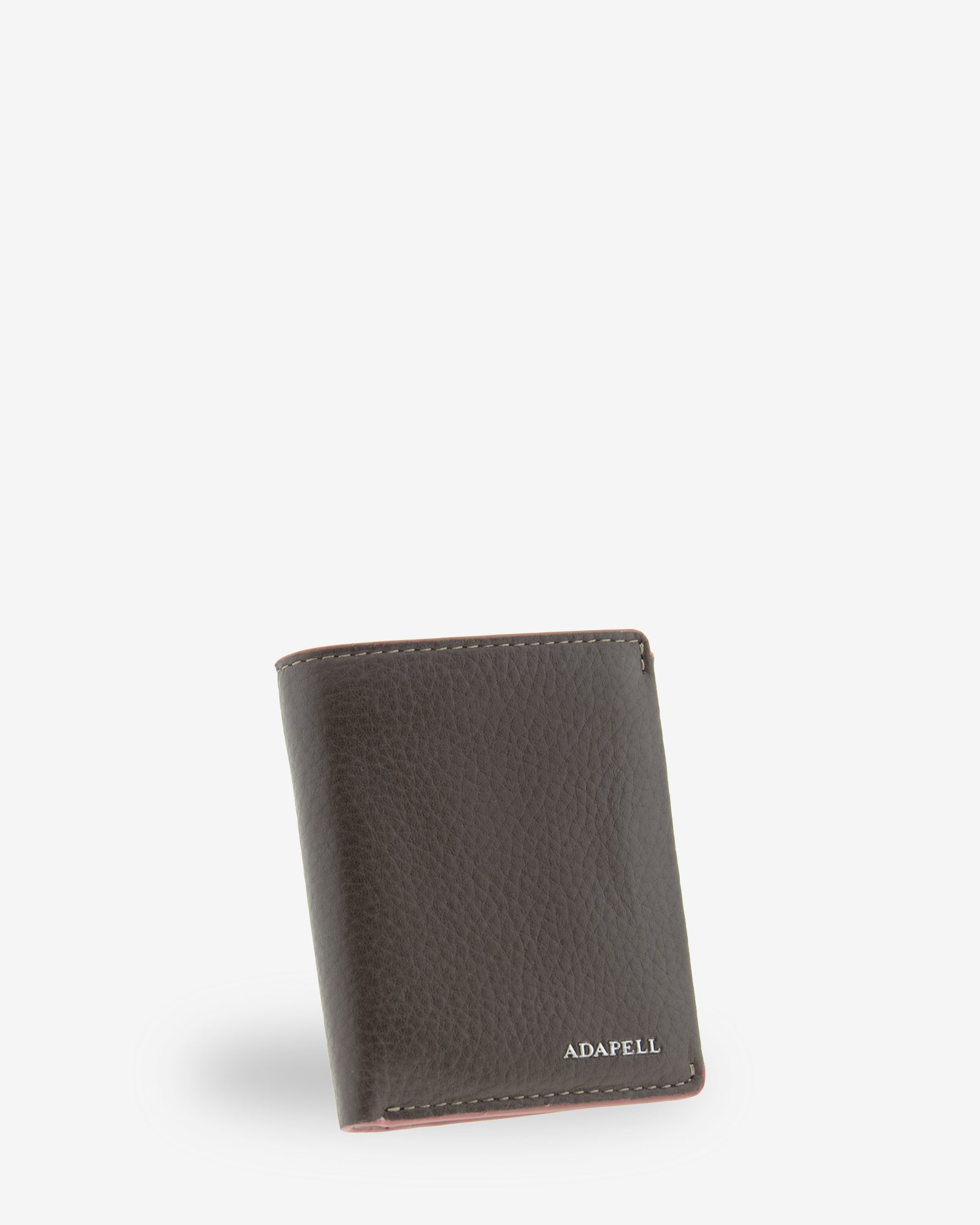 Cartera de hombre Nexo 1671 vertical en piel color chocolate, vista frontal en tres cuartos con logo ADAPELL
