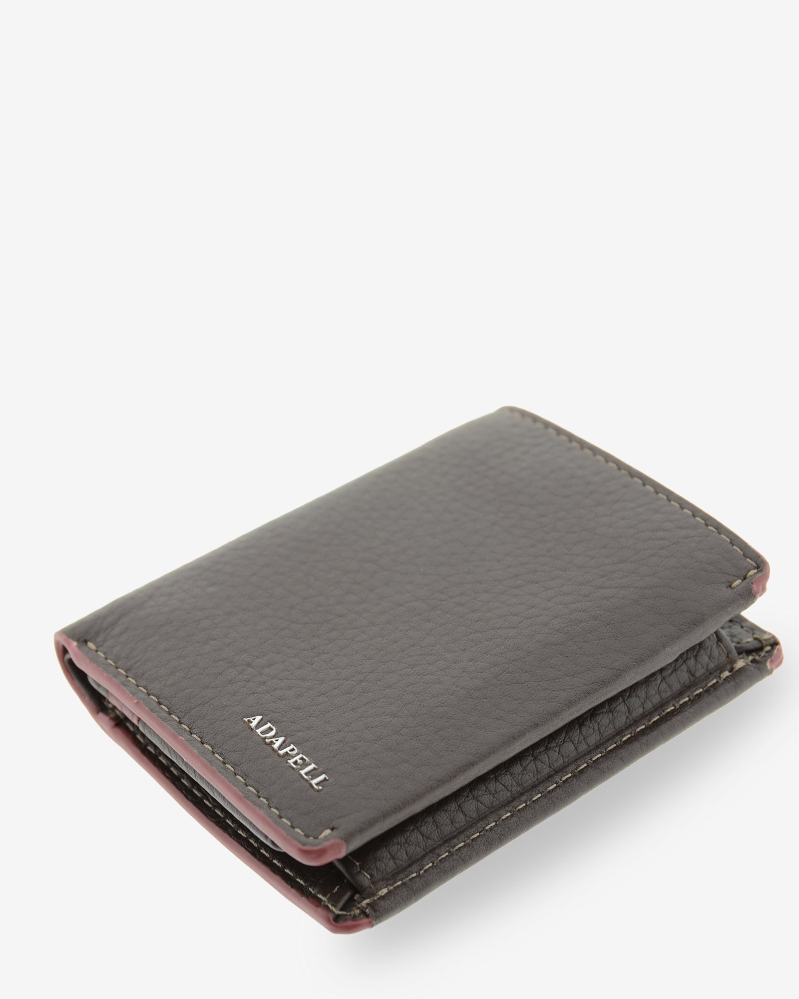 Cartera de hombre Nexo 1671 en piel chocolate tumbada, vista frontal en tres cuartos