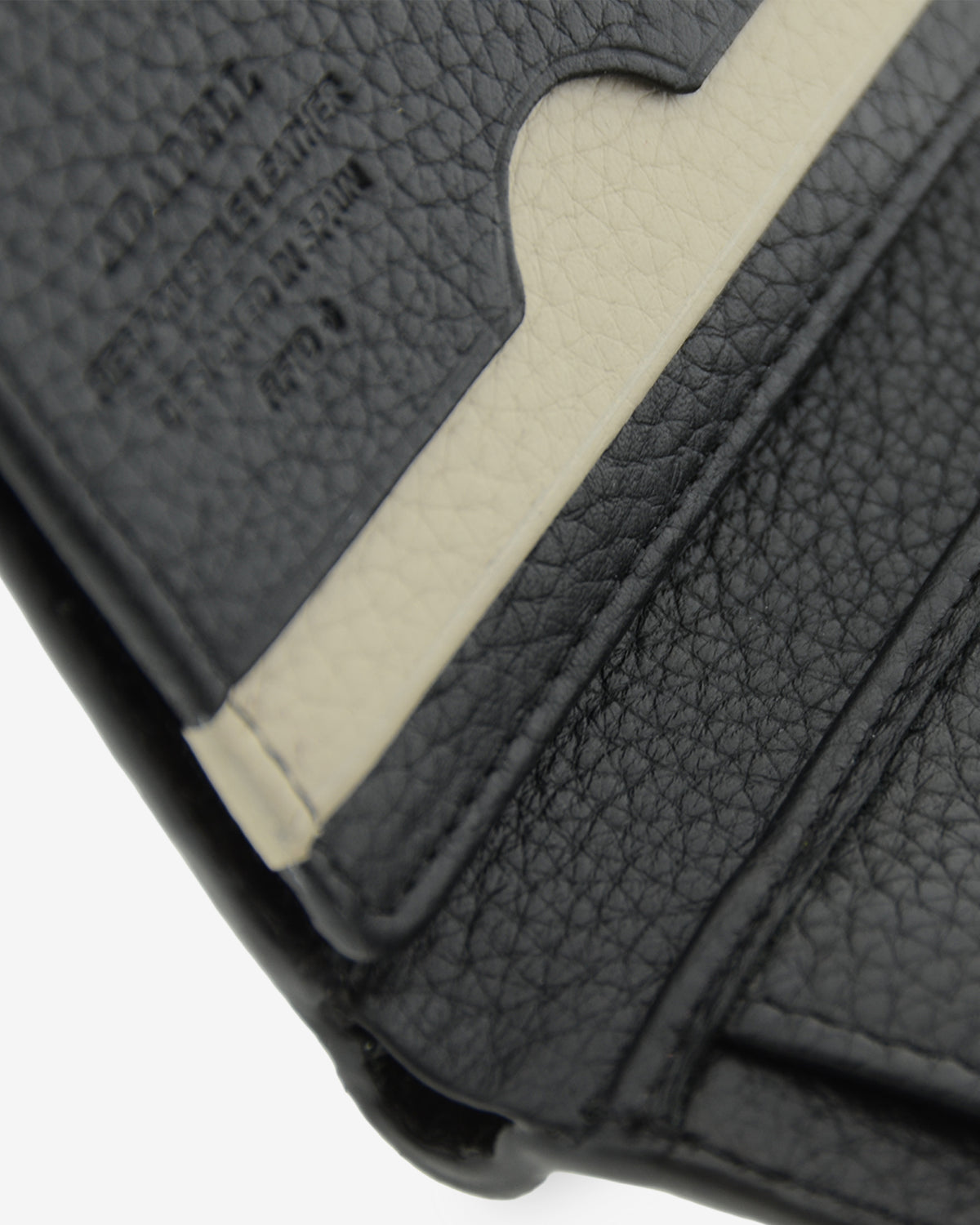 Detalle interior de la cartera Nexo 1671 en piel negra con ranura para tarjetas y marcado RFID