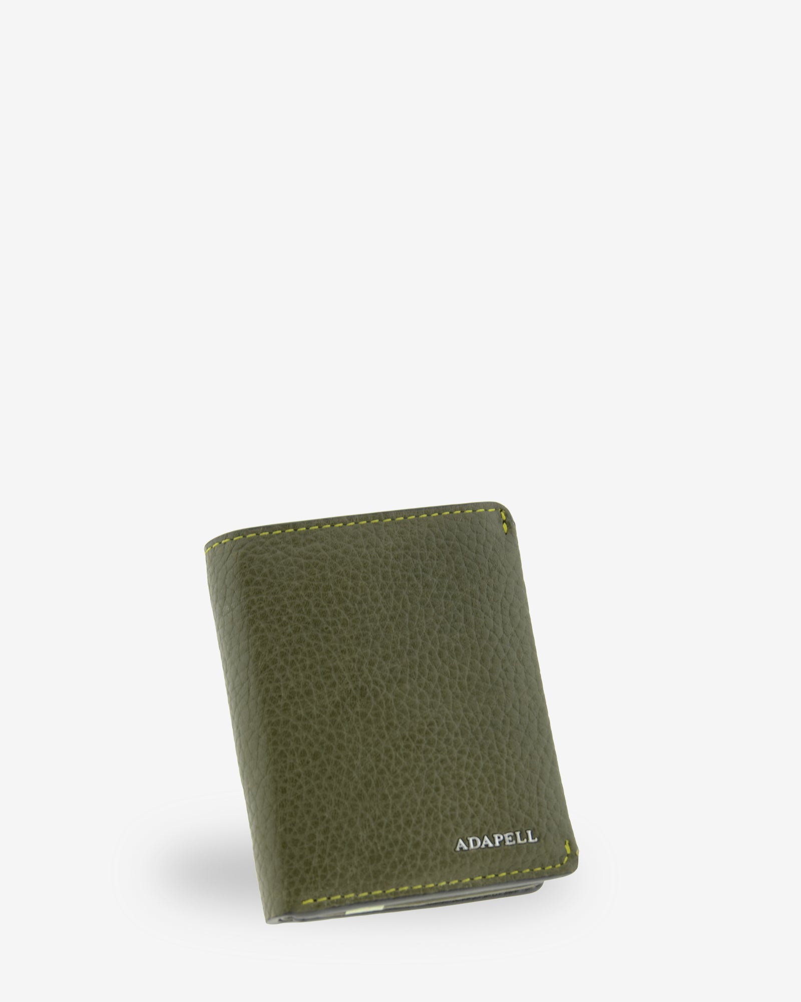 Cartera de hombre Nexo 1671 vertical en piel verde Loden, vista frontal en tres cuartos con logo ADAPELL