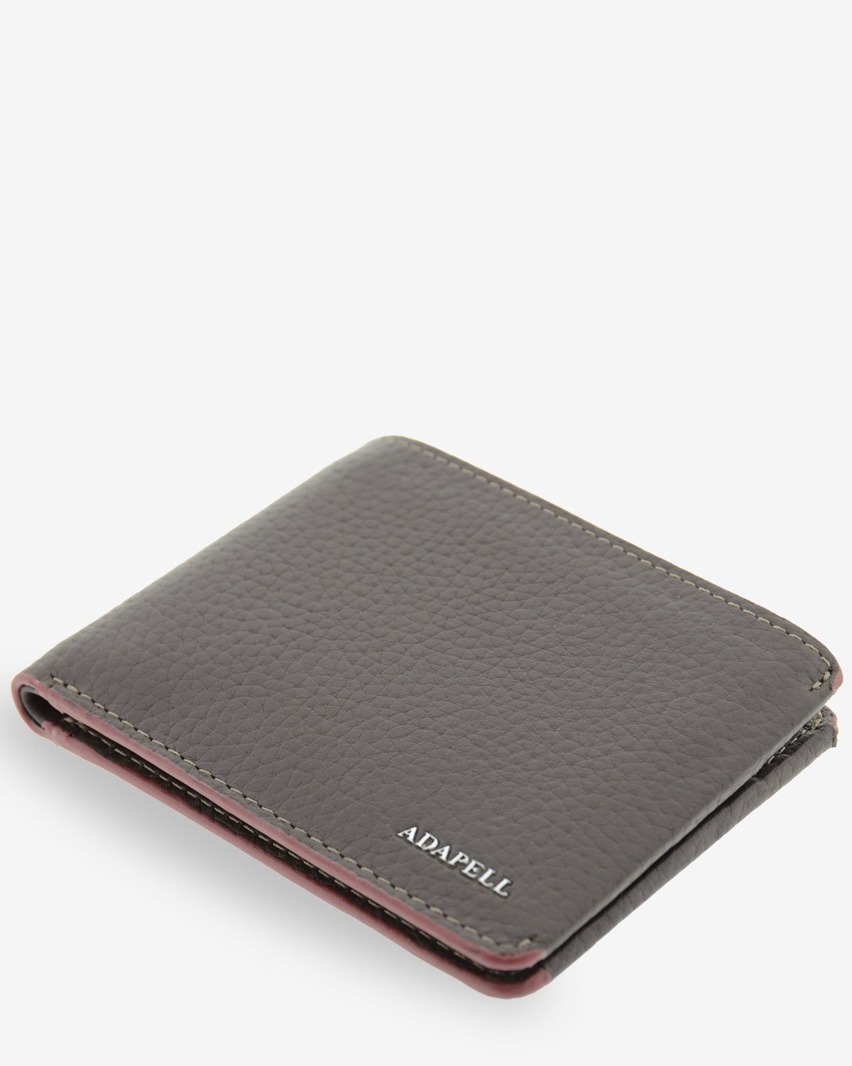 Detalle frontal de la cartera de hombre Nexo 1672 en piel color chocolate granulada con logo ADAPELL