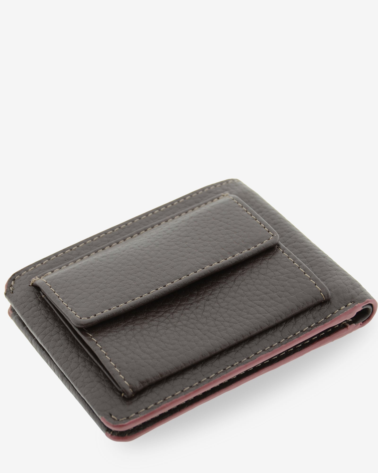 Detalle del monedero exterior con solapa de la cartera de hombre Nexo 1672 en piel color chocolate