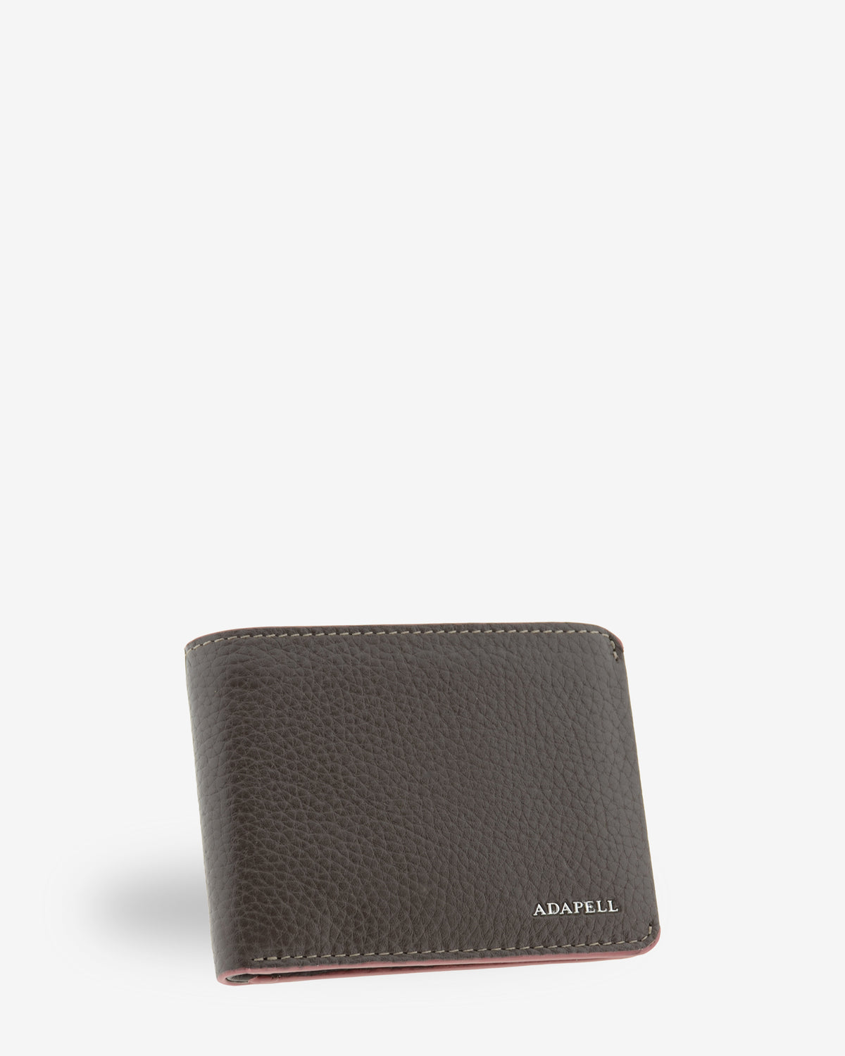 Cartera de hombre Nexo 1672 horizontal en piel color chocolate, vista frontal en tres cuartos con logo ADAPELL