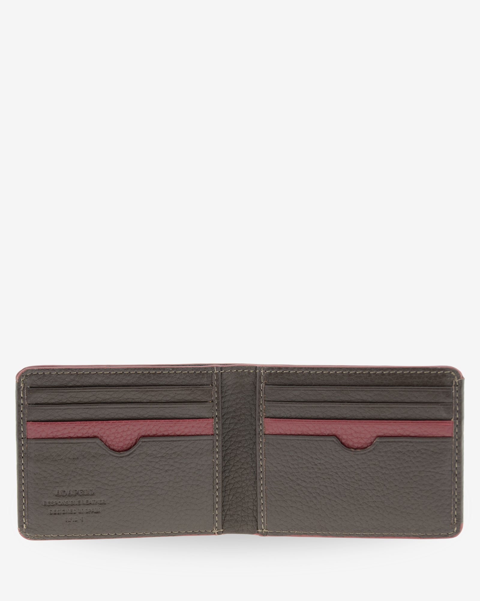 Interior abierto de la cartera de hombre Nexo 1672 en piel chocolate con ranuras para tarjetas