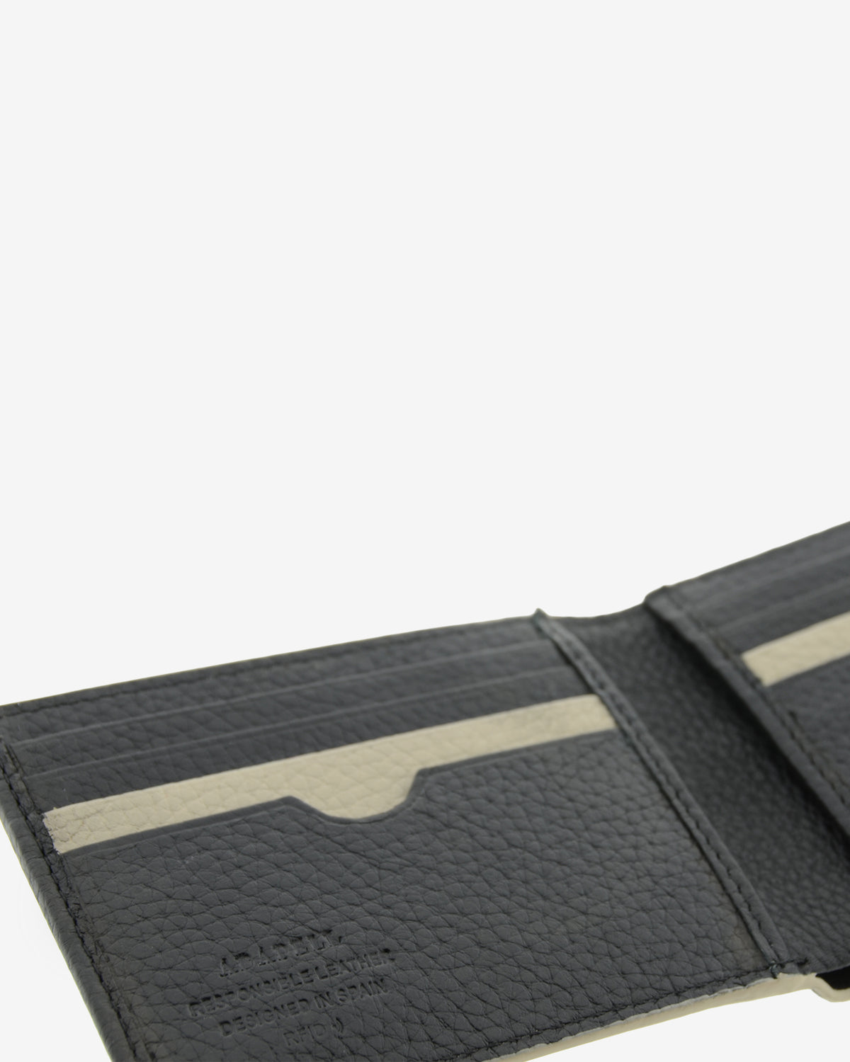 Detalle interior de la cartera de hombre Nexo 1672 en piel negra con ranuras para tarjetas y marcado RFID