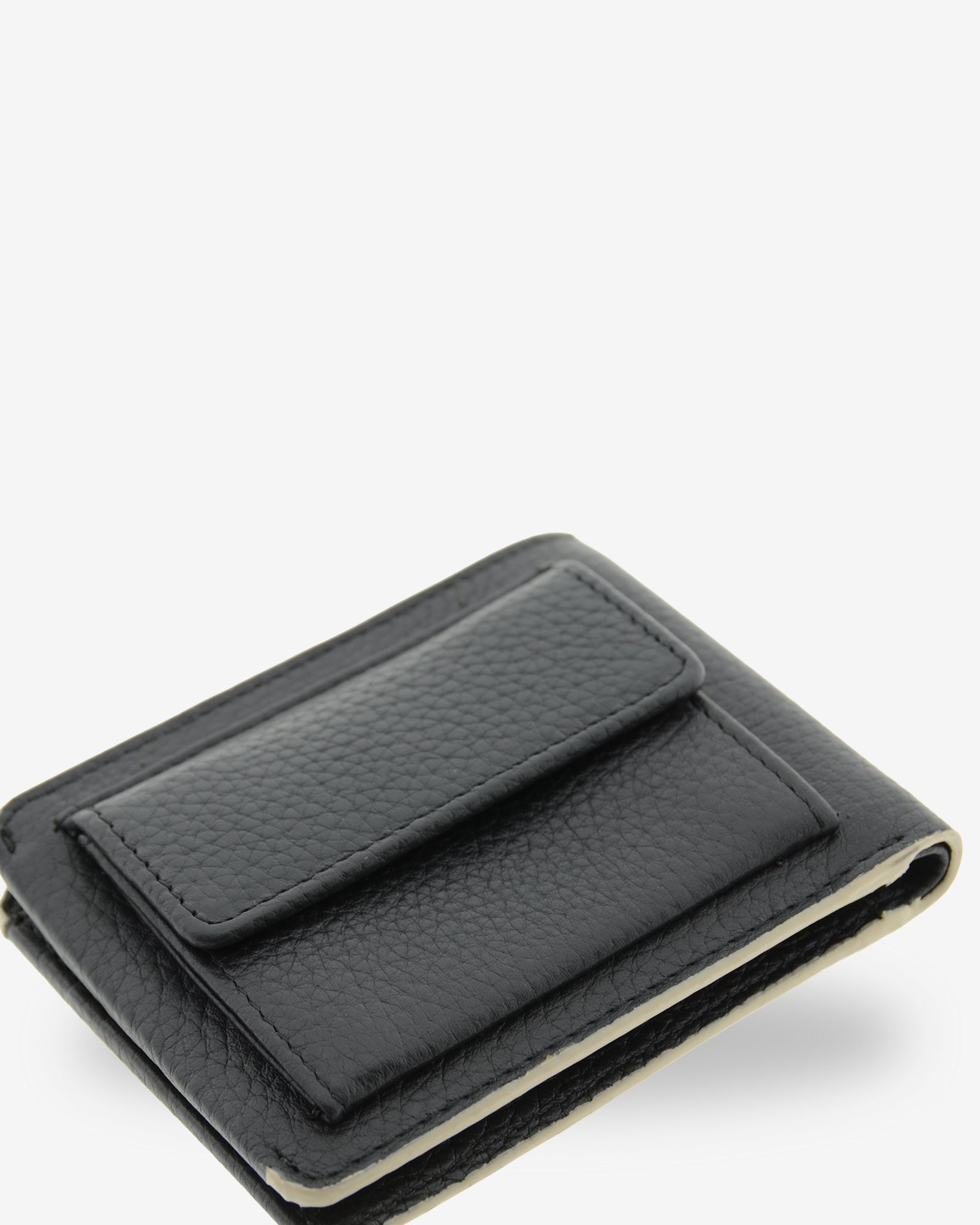 Detalle del monedero exterior con solapa de la cartera de hombre Nexo 1672 en piel negra