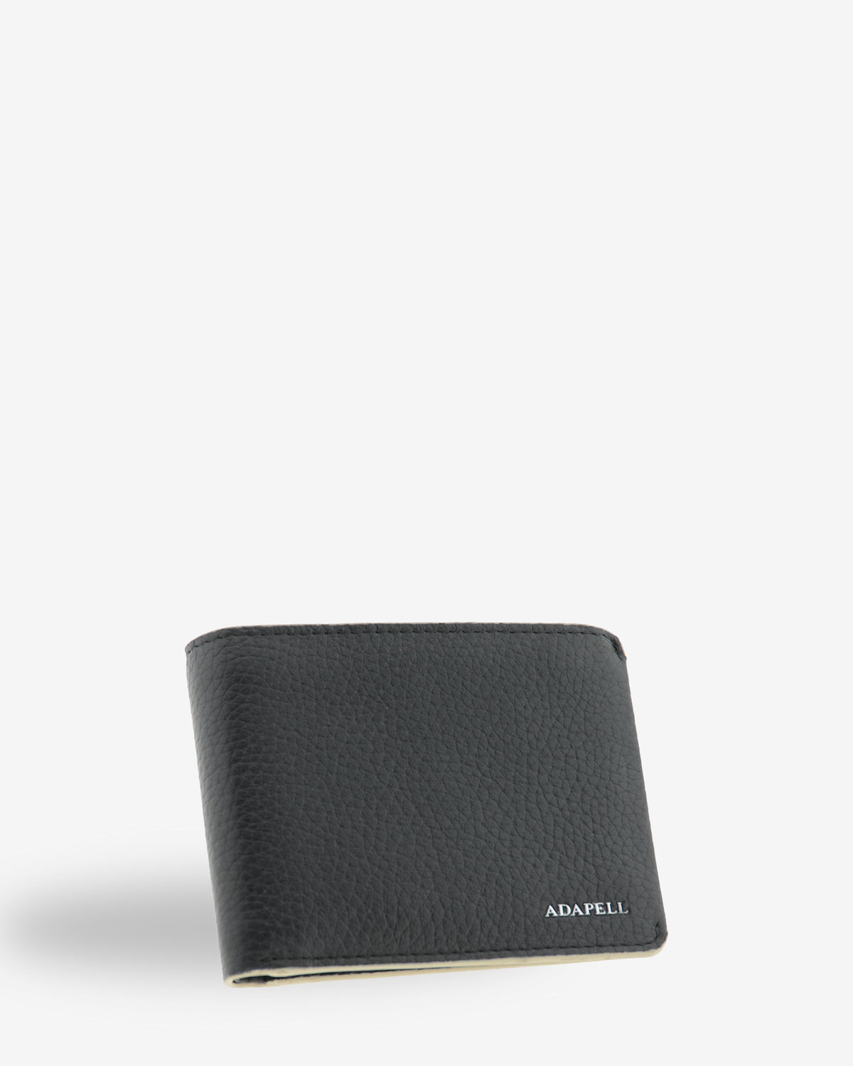 Cartera de hombre Nexo 1672 horizontal en piel negra, vista frontal en tres cuartos con logo ADAPELL