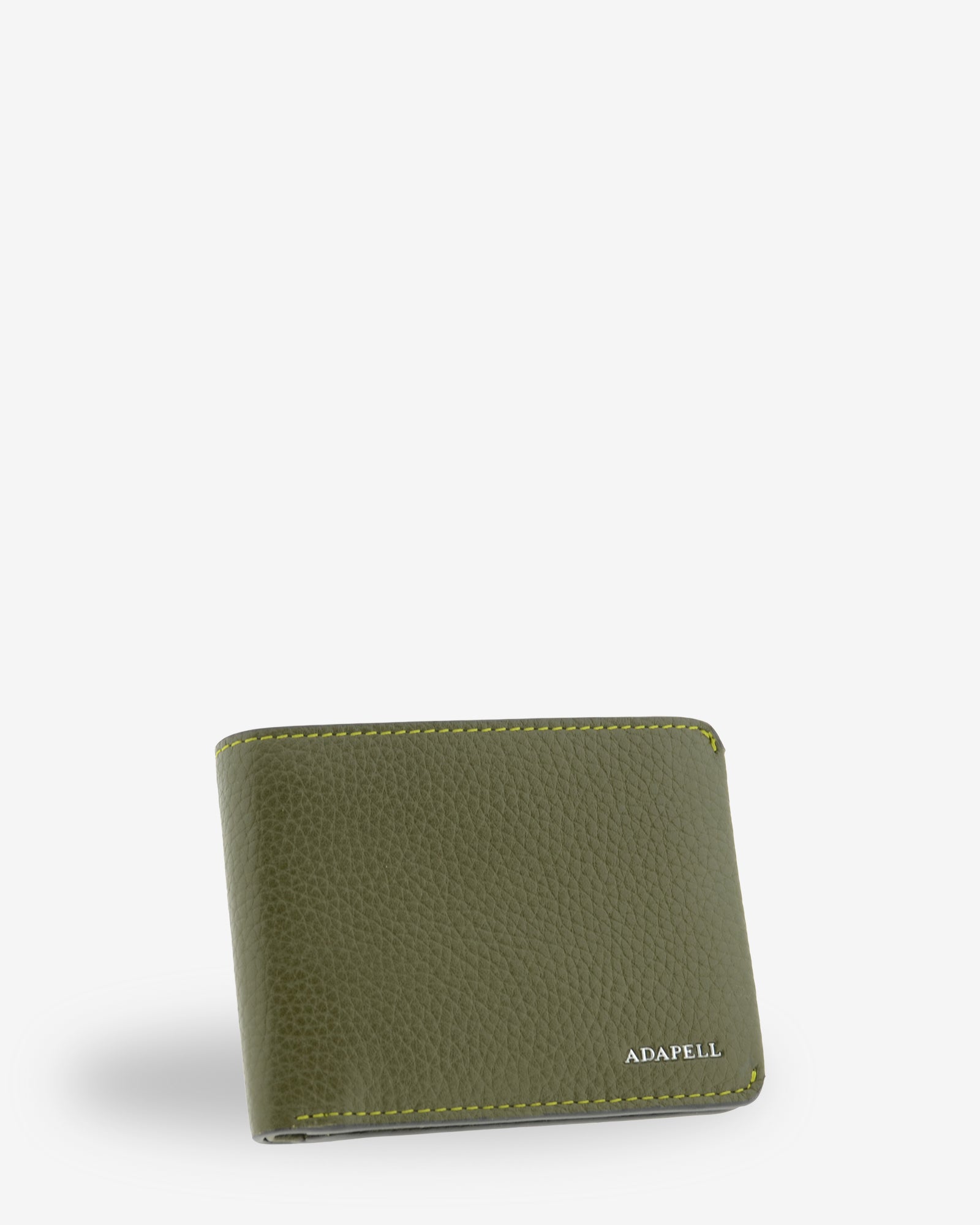 Cartera de hombre Nexo 1672 horizontal en piel verde Loden, vista frontal en tres cuartos con logo ADAPELL