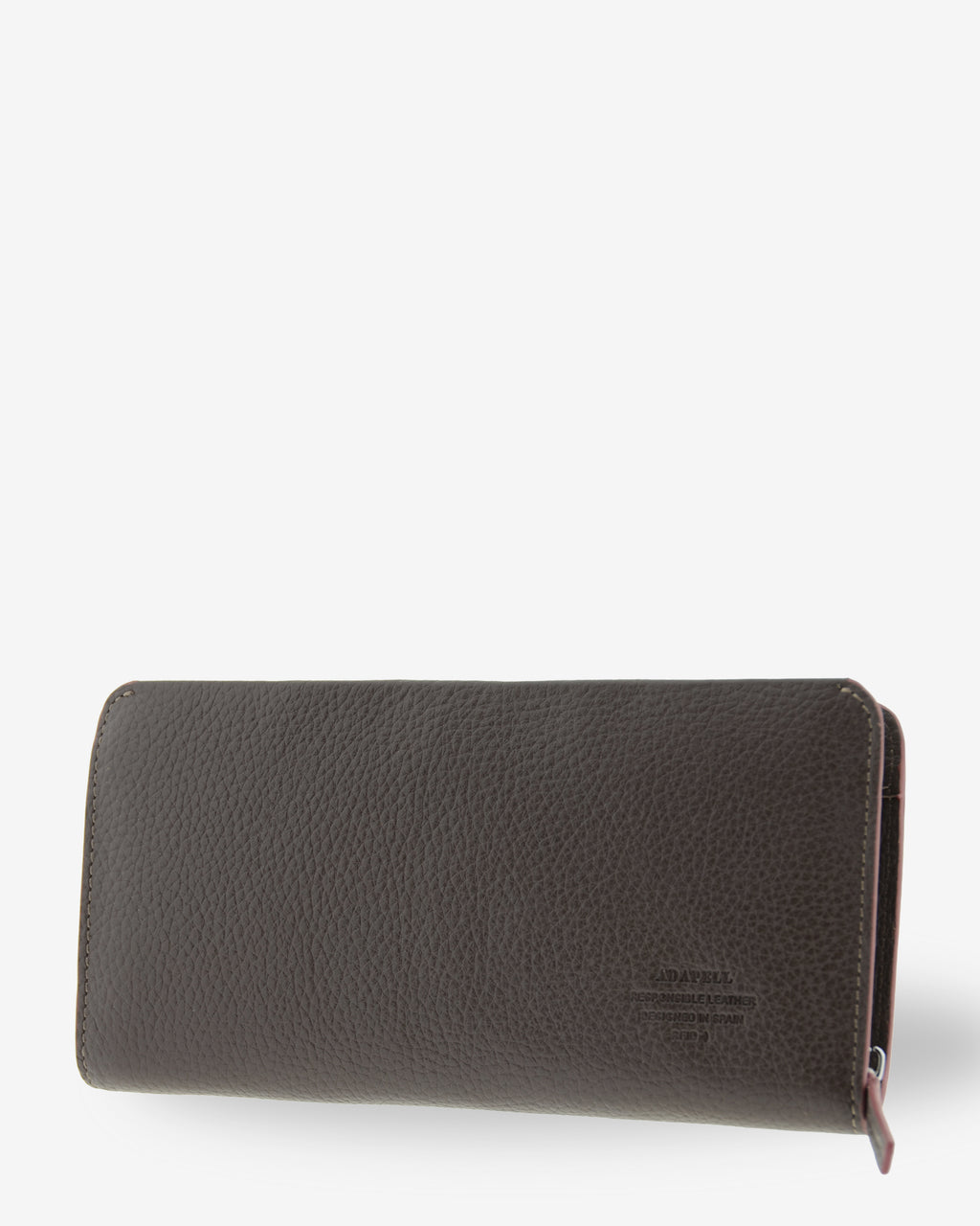 Vista trasera en tres cuartos de la cartera grande de piel Nexo 4260 en color chocolate con cierre perimetral de cremallera.