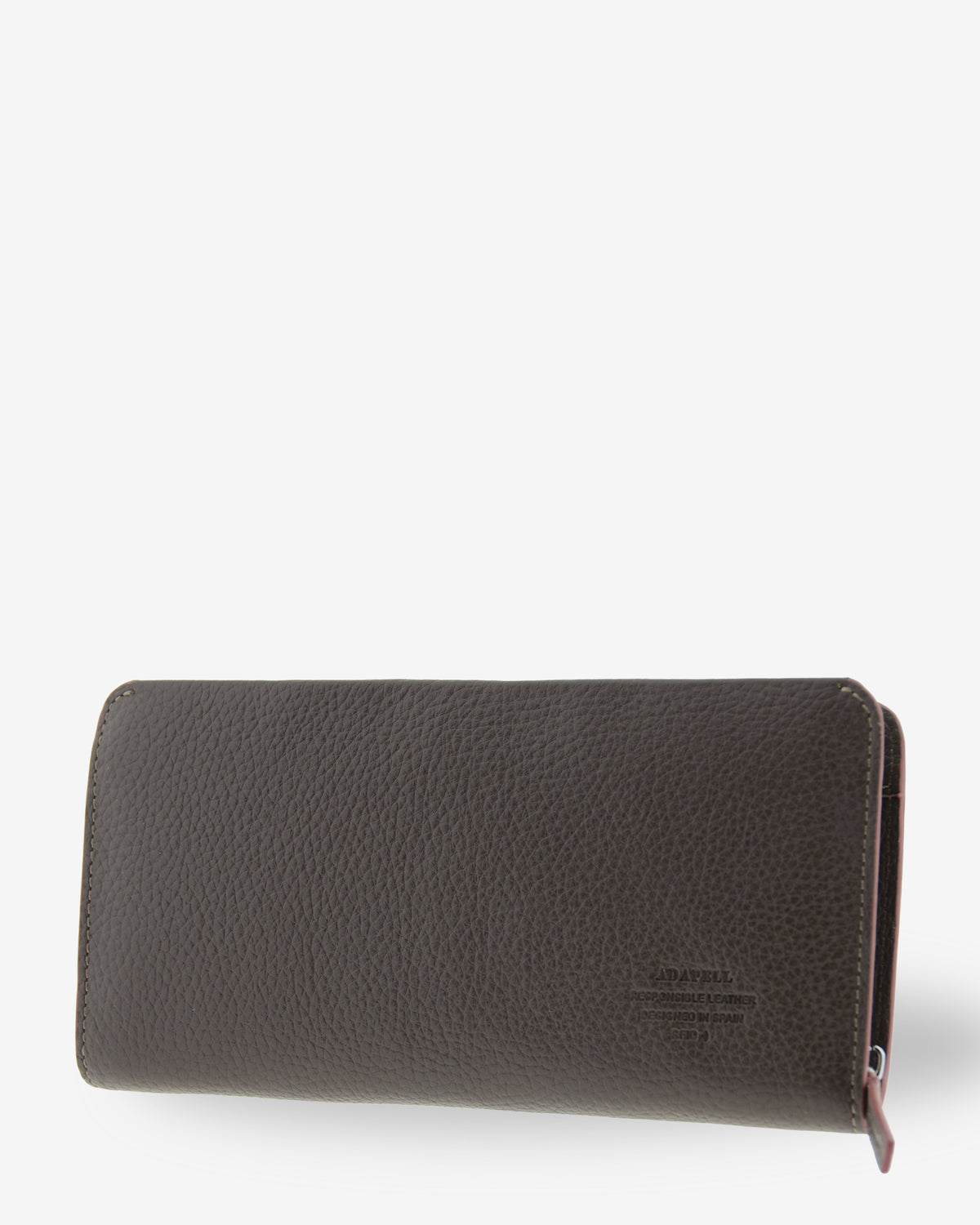 Vista trasera en tres cuartos de la cartera grande de piel Nexo 4260 en color chocolate con cierre perimetral de cremallera.