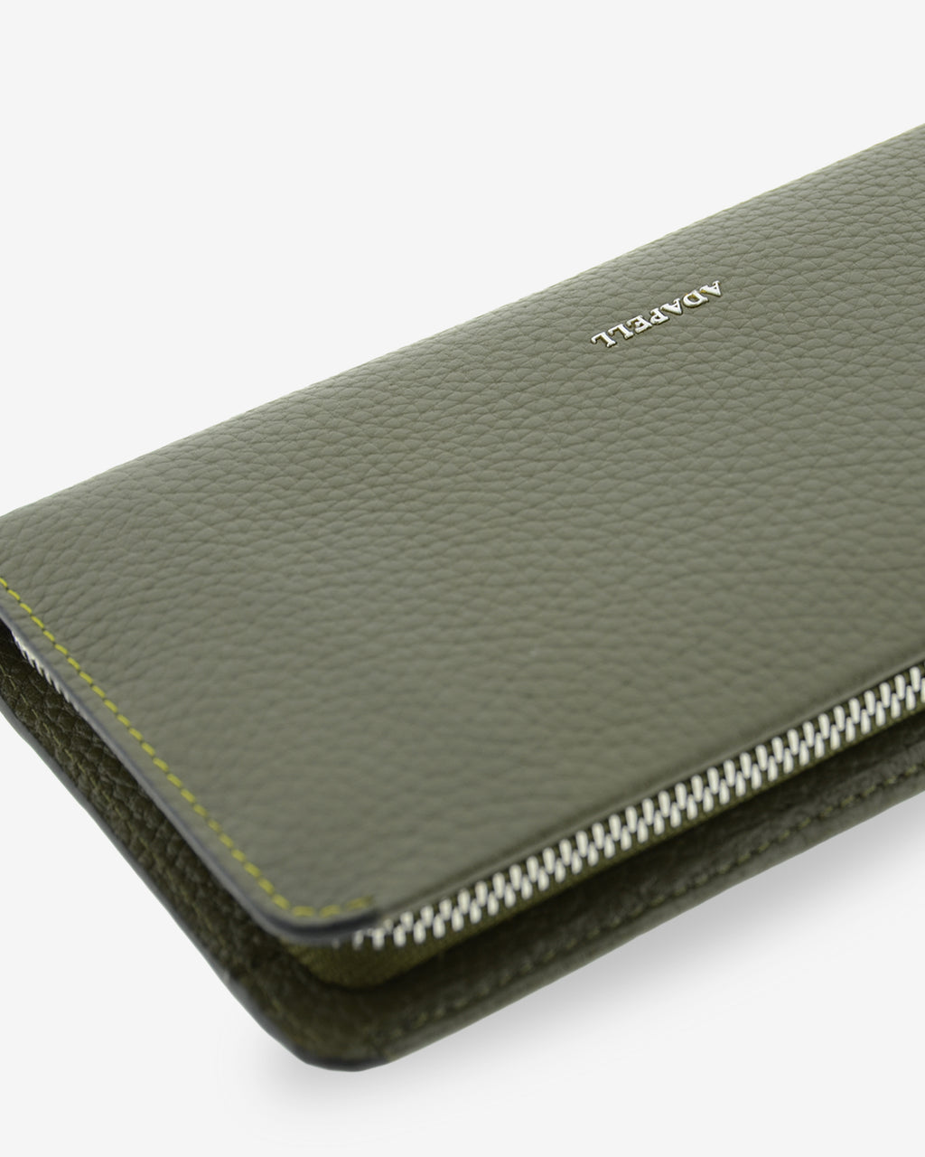Primer plano de la piel granulada, el logo ADAPELL y la cremallera de la cartera Nexo 4260 Verde Loden.