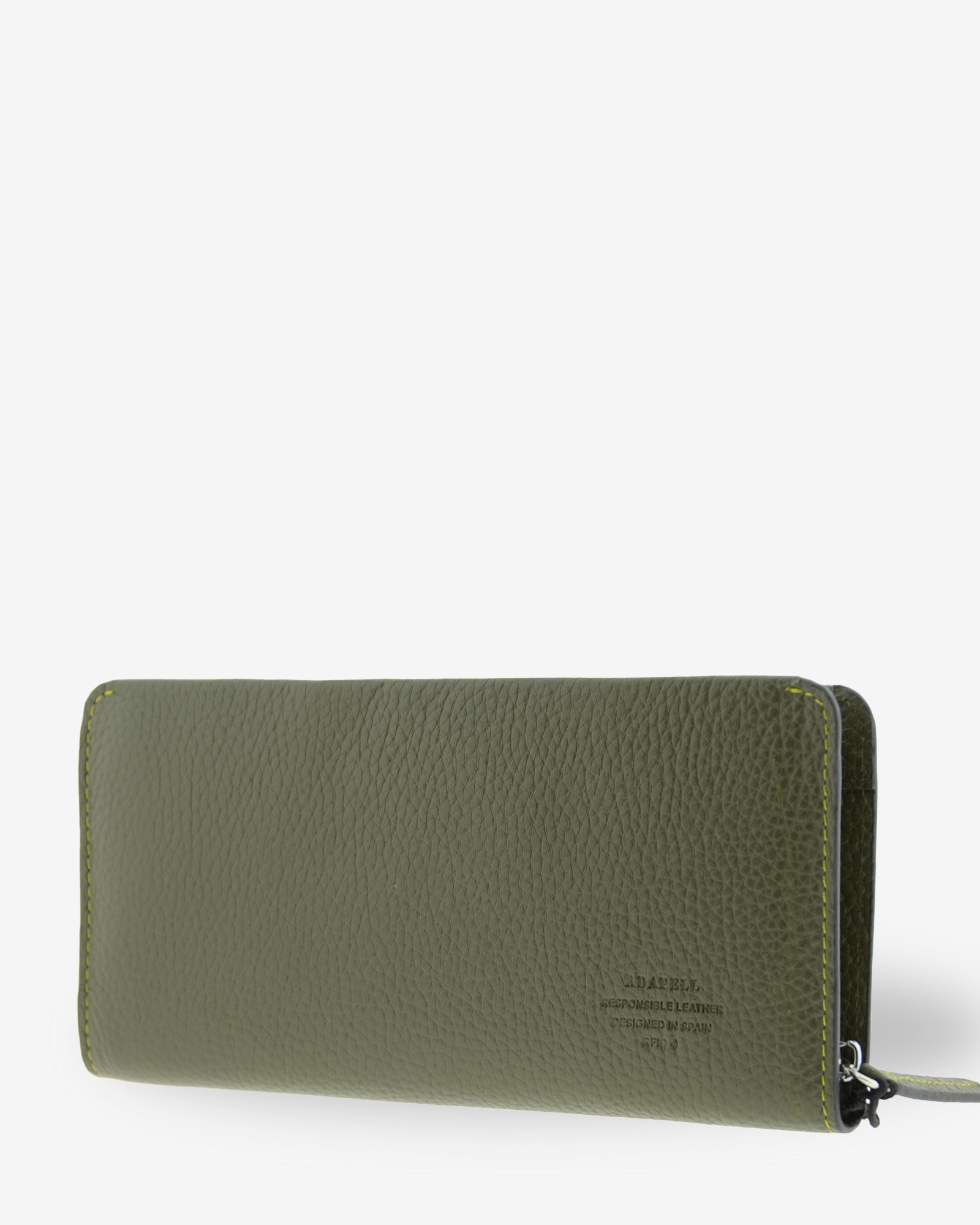 Vista trasera en tres cuartos de la cartera grande de piel Nexo 4260 en color Verde Loden con cierre perimetral de cremallera.