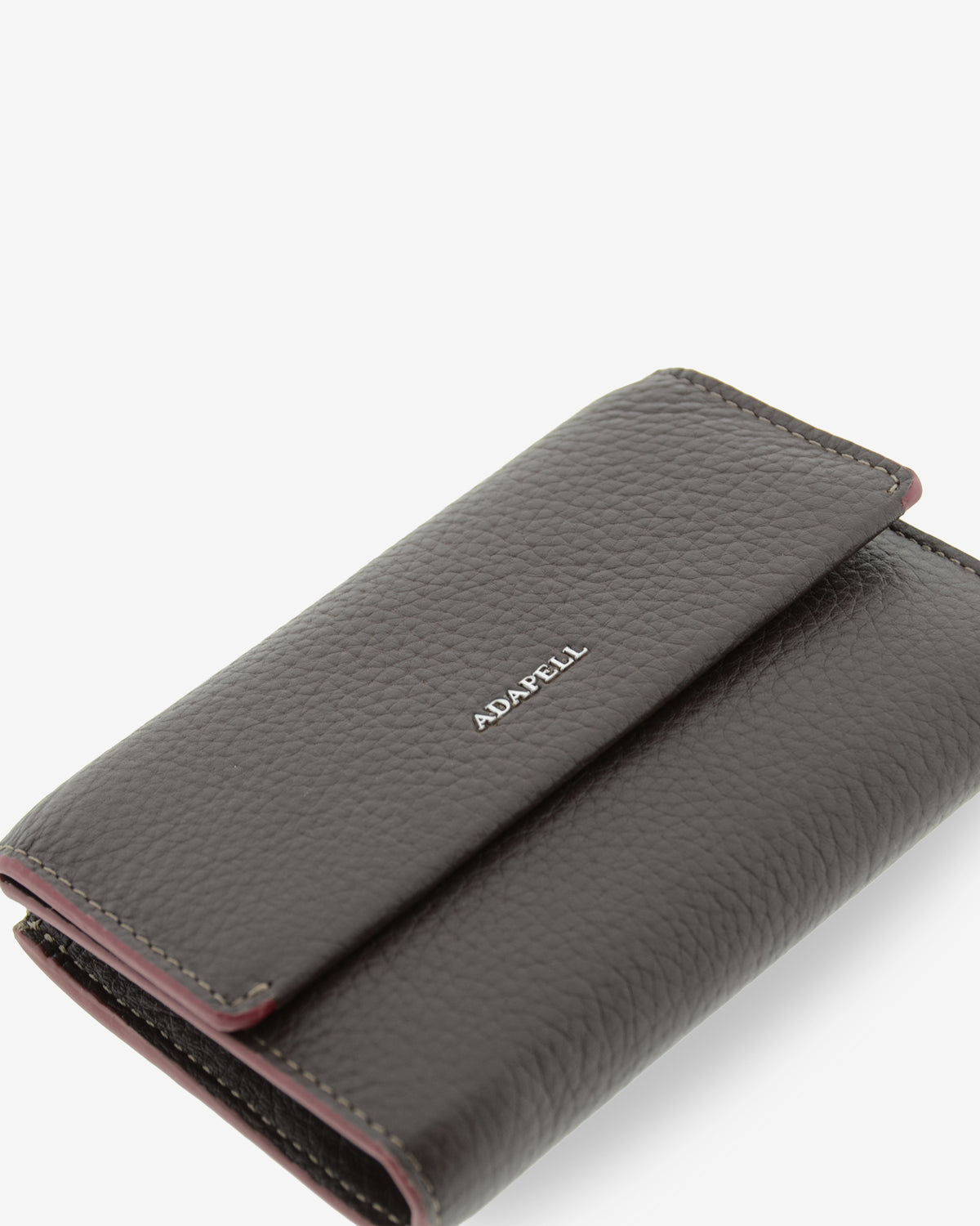 Primer plano de la piel granulada, las costuras y el logo ADAPELL de la cartera Nexo 4261 chocolate.