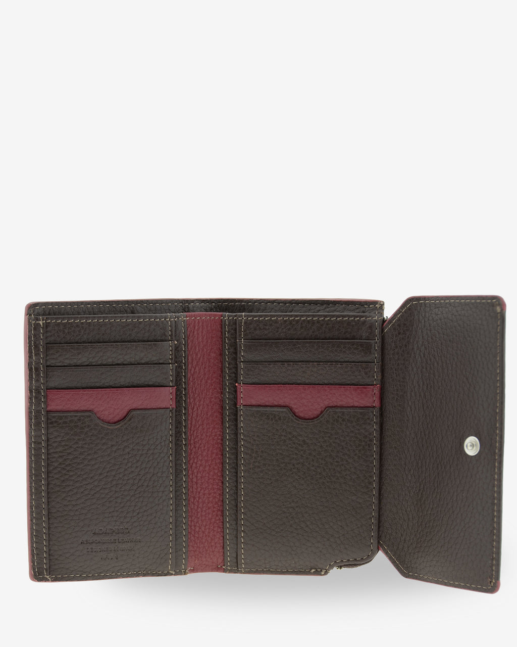 Interior abierto de la cartera Nexo 4261 chocolate con ranuras para tarjetas, bolsillos interiores y cierre de solapa con botón.