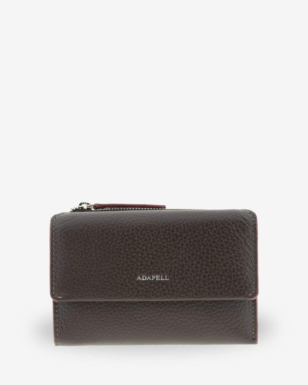 Vista frontal de la cartera de piel Nexo 4261 en color chocolate con solapa y logo ADAPELL.