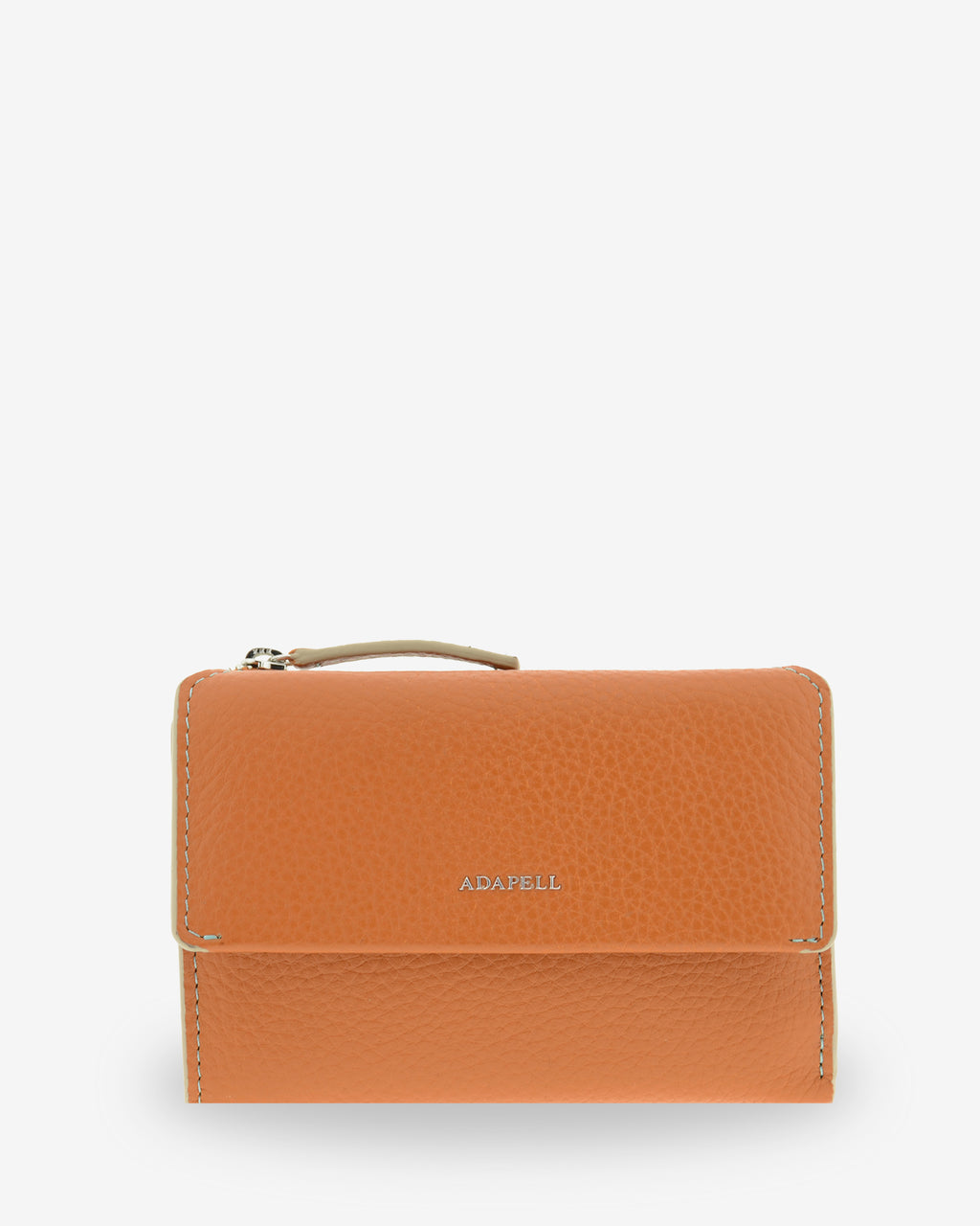 Vista frontal de la cartera de piel Nexo 4261 en color miel con solapa y logo ADAPELL.