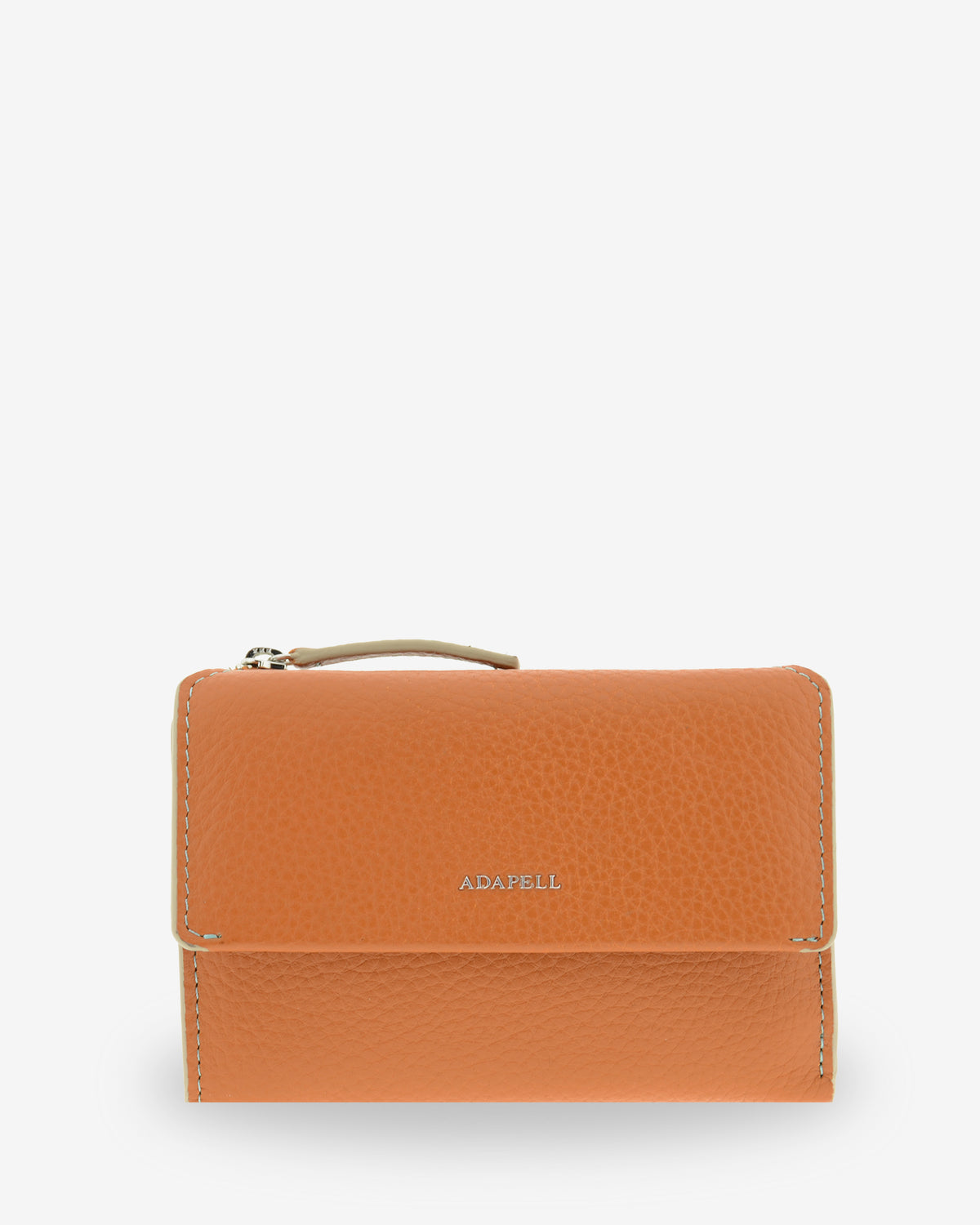 Vista frontal de la cartera de piel Nexo 4261 en color miel con solapa y logo ADAPELL.