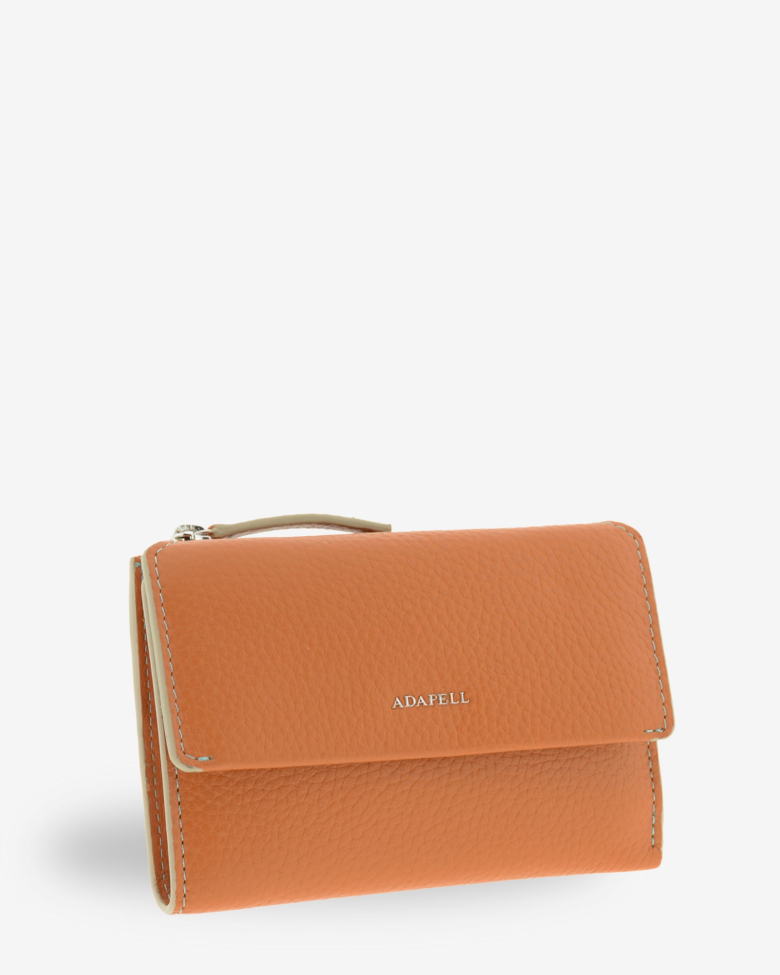 Vista frontal en tres cuartos de la cartera de piel Nexo 4261 en color miel con solapa.