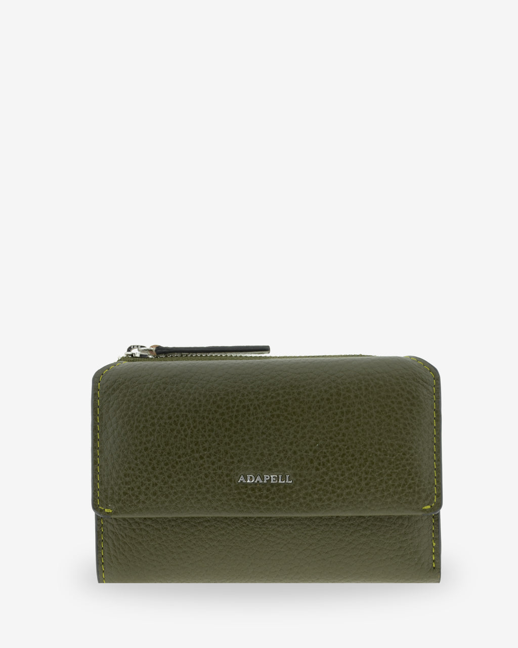 Vista frontal de la cartera de piel Nexo 4261 en color Verde Loden con solapa y logo ADAPELL.