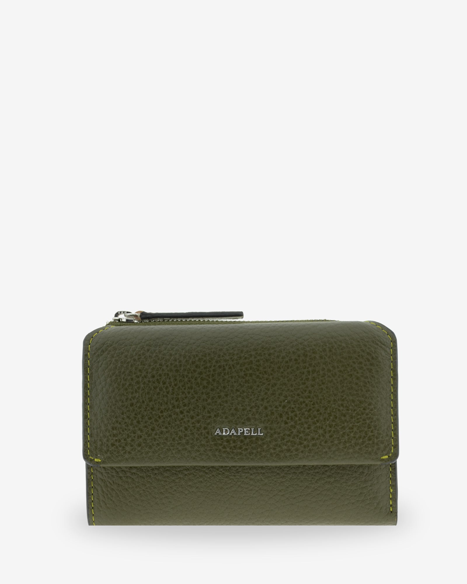 Vista frontal de la cartera de piel Nexo 4261 en color Verde Loden con solapa y logo ADAPELL.