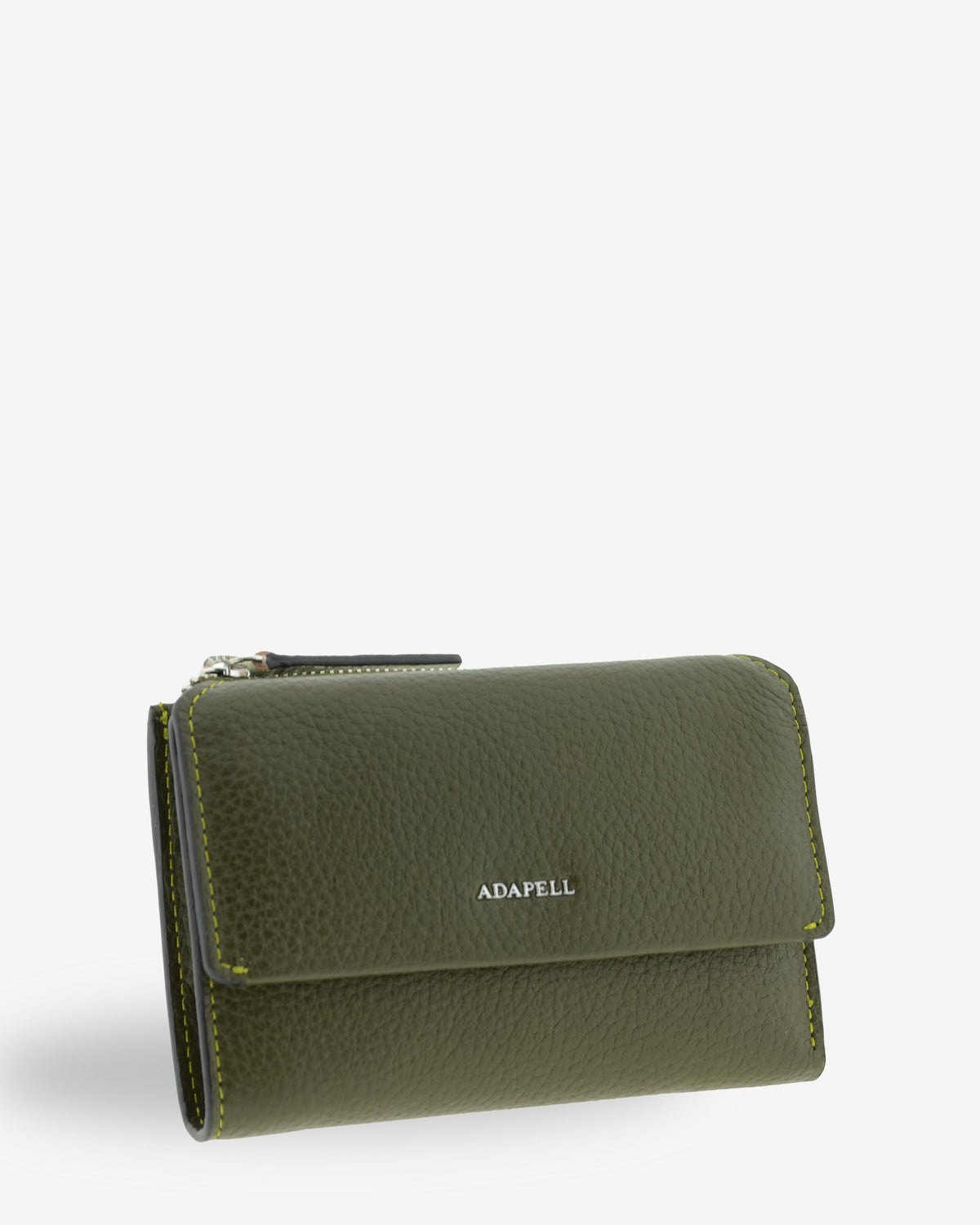 Vista frontal en tres cuartos de la cartera de piel Nexo 4261 en color Verde Loden con solapa.