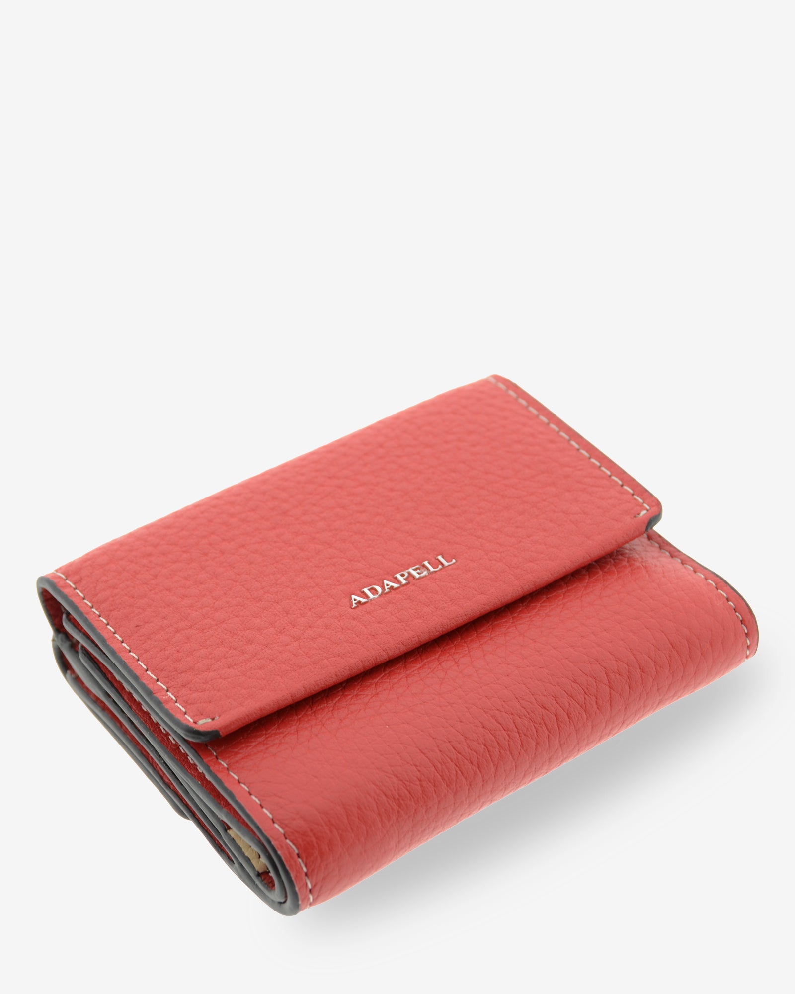 Detalle frontal en posición horizontal de la cartera pequeña de piel Nexo 4262 amapola con logo ADAPELL.