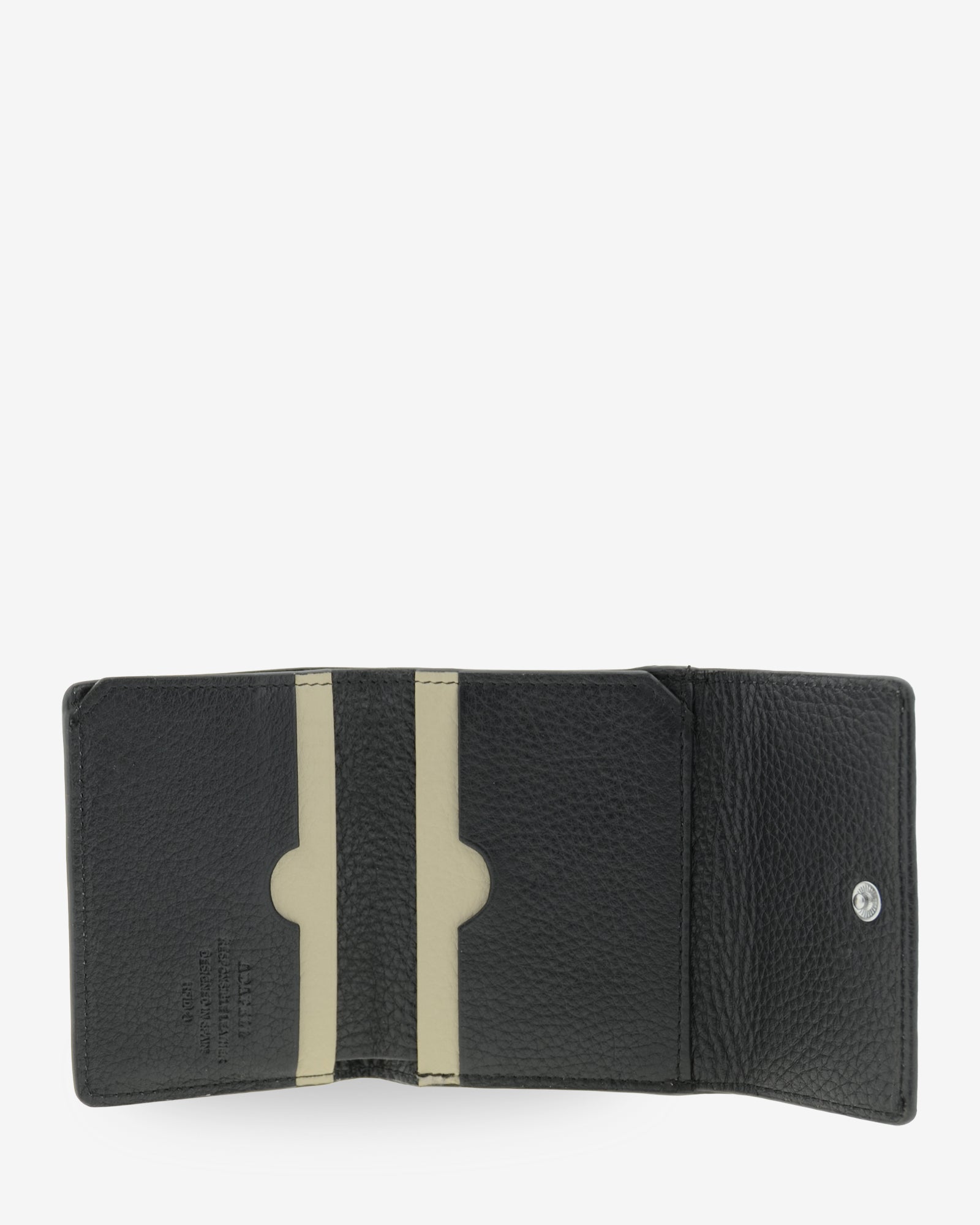 Interior abierto de la cartera Nexo 4262 negra con ranuras para tarjetas y cierre de solapa con botón.