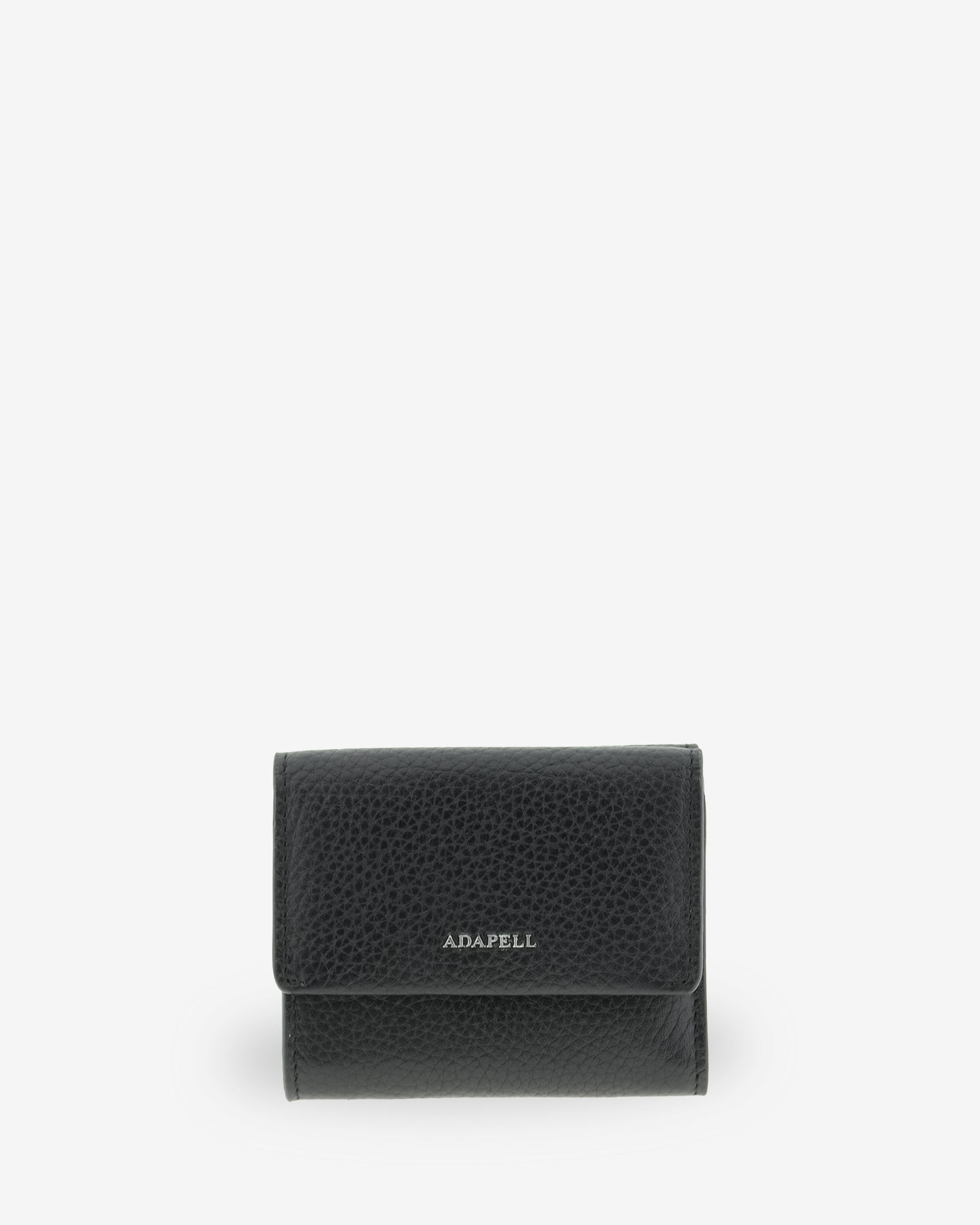 Vista frontal de la cartera pequeña de piel Nexo 4262 en color negro con solapa y logo ADAPELL.