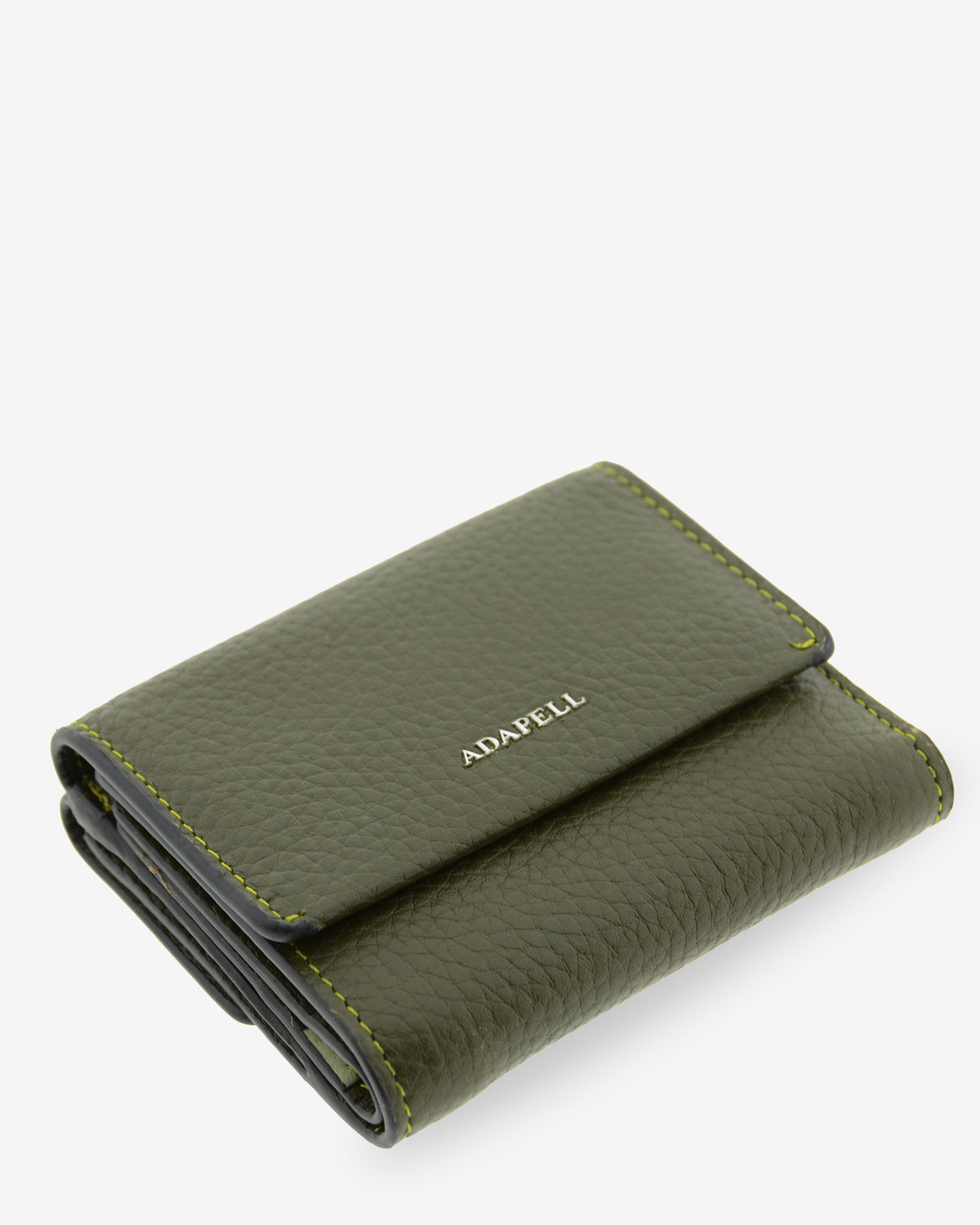 Detalle frontal en posición horizontal de la cartera pequeña de piel Nexo 4262 Verde Loden con logo ADAPELL.