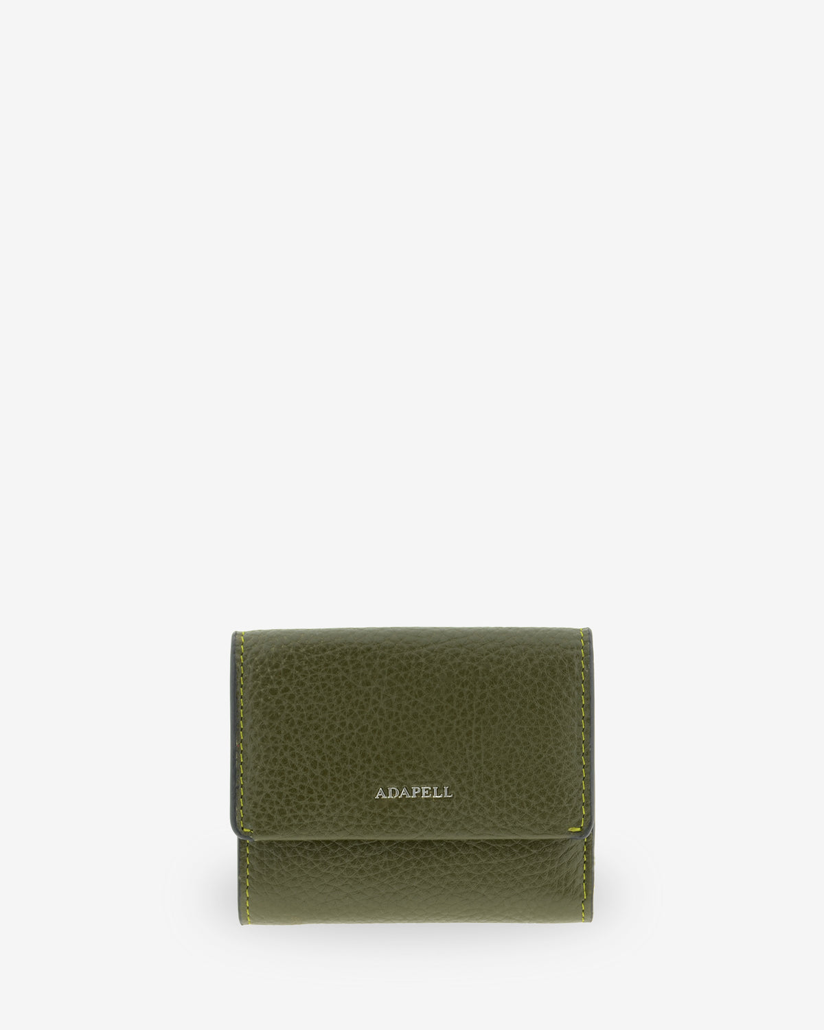 Vista frontal de la cartera pequeña de piel Nexo 4262 en color Verde Loden con solapa y logo ADAPELL.