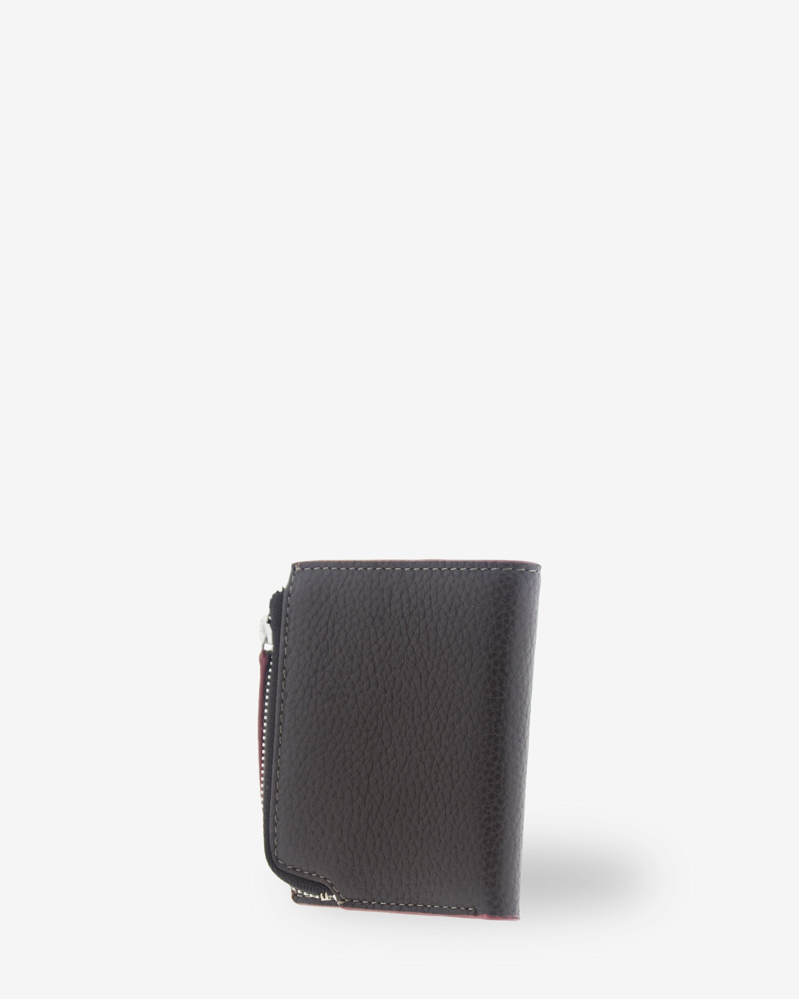 Vista trasera en tres cuartos de la cartera Nexo 4263 chocolate con el compartimento exterior con cremallera visible.