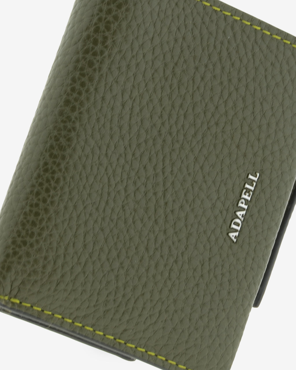 Vista detalle frontal de la cartera pequeña y fina de piel Nexo 4263 en color Verde Loden con logo ADAPELL.