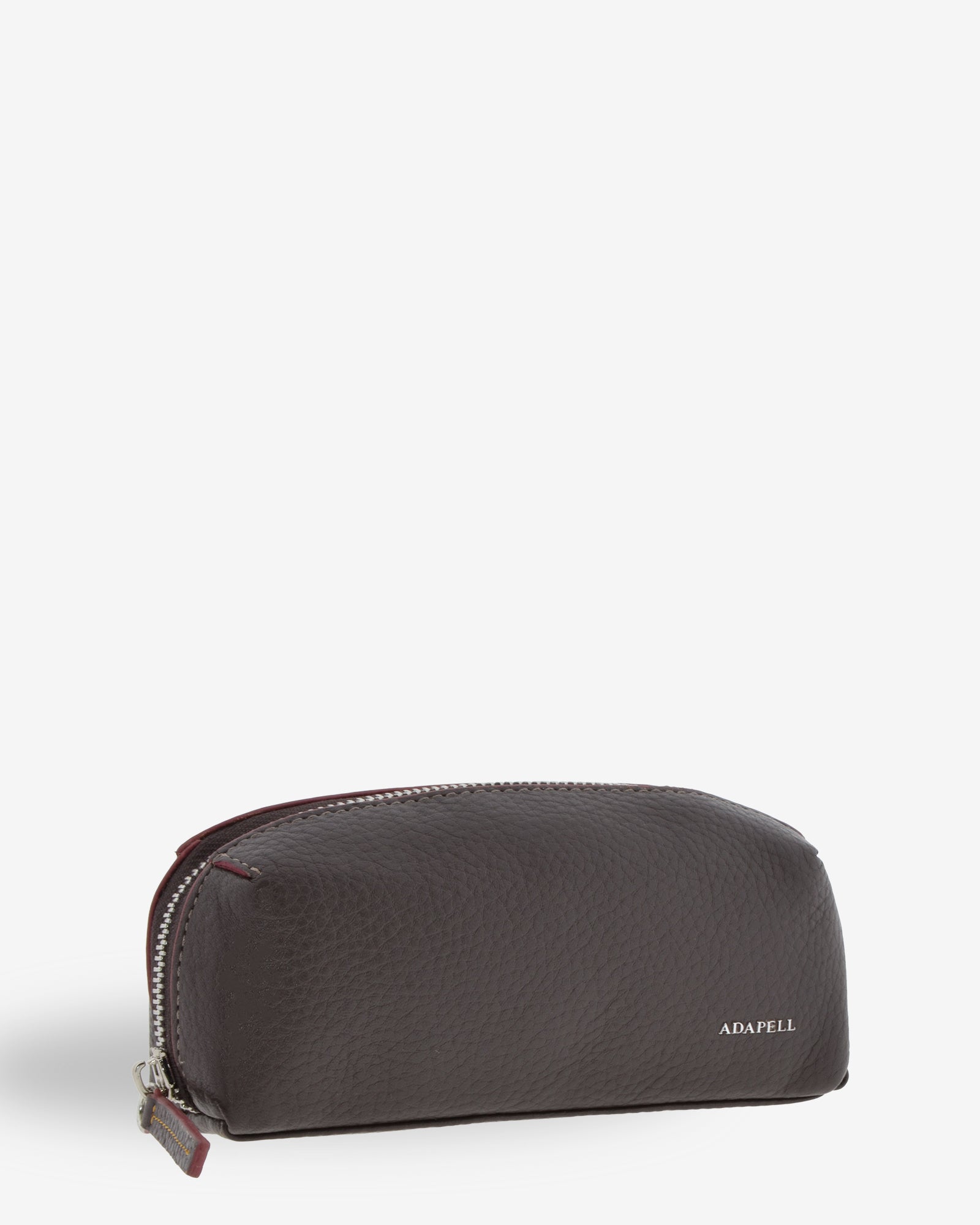 Estuche para esenciales Nexo 8097 de Adapell en piel chocolate, vista tres cuartos frontal con cremallera superior