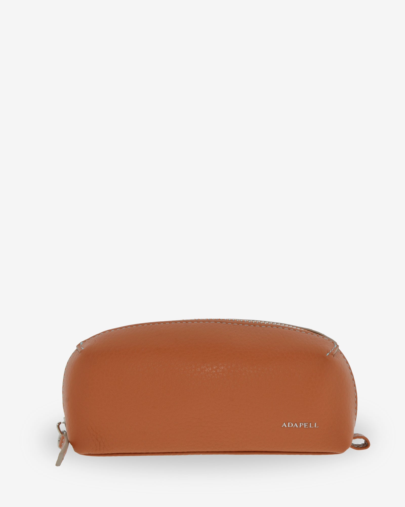 Estuche para esenciales Nexo 8097 de Adapell en piel granulada color miel, vista frontal con cierre de cremallera y logo ADAPELL