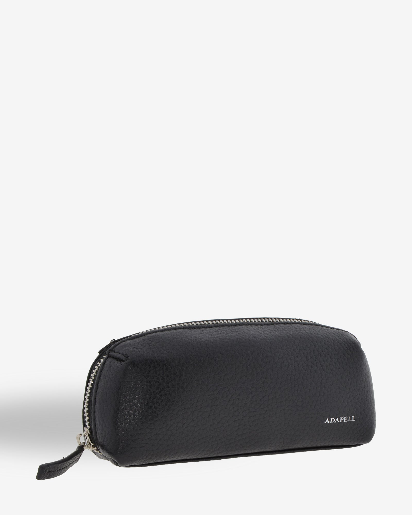 Estuche para esenciales Nexo 8097 de Adapell en piel negra, vista tres cuartos frontal con cremallera superior