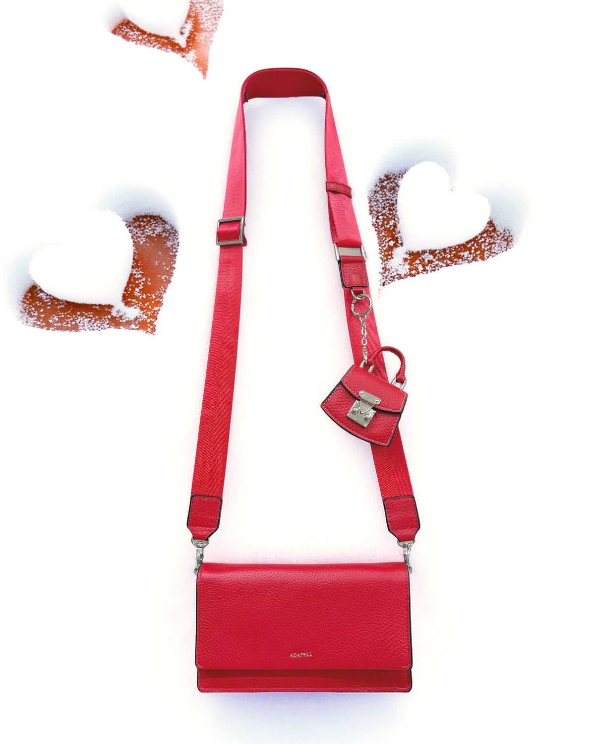 Charm para bolso con funda para auriculares Nexo 8099 amapola colocado en la correa de un bolso bandolera