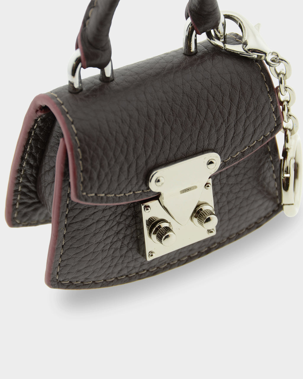 Detalle frontal del charm para bolso con funda para auriculares Nexo 8099 chocolate con solapa y cierre metálico